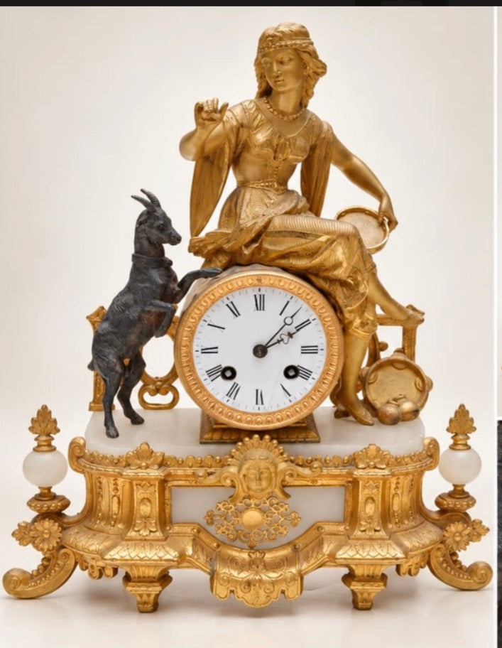 Relógio de Lareira em Petit Bronze Dourado e Alabastro Branco retratando figura feminina 