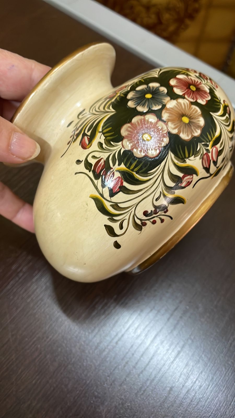 Vasinho de cerâmica pintado à mão com motivos florais