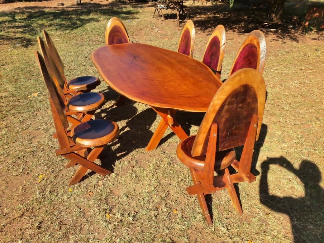 Mesa Prancha com 8 Cadeiras Roxinho