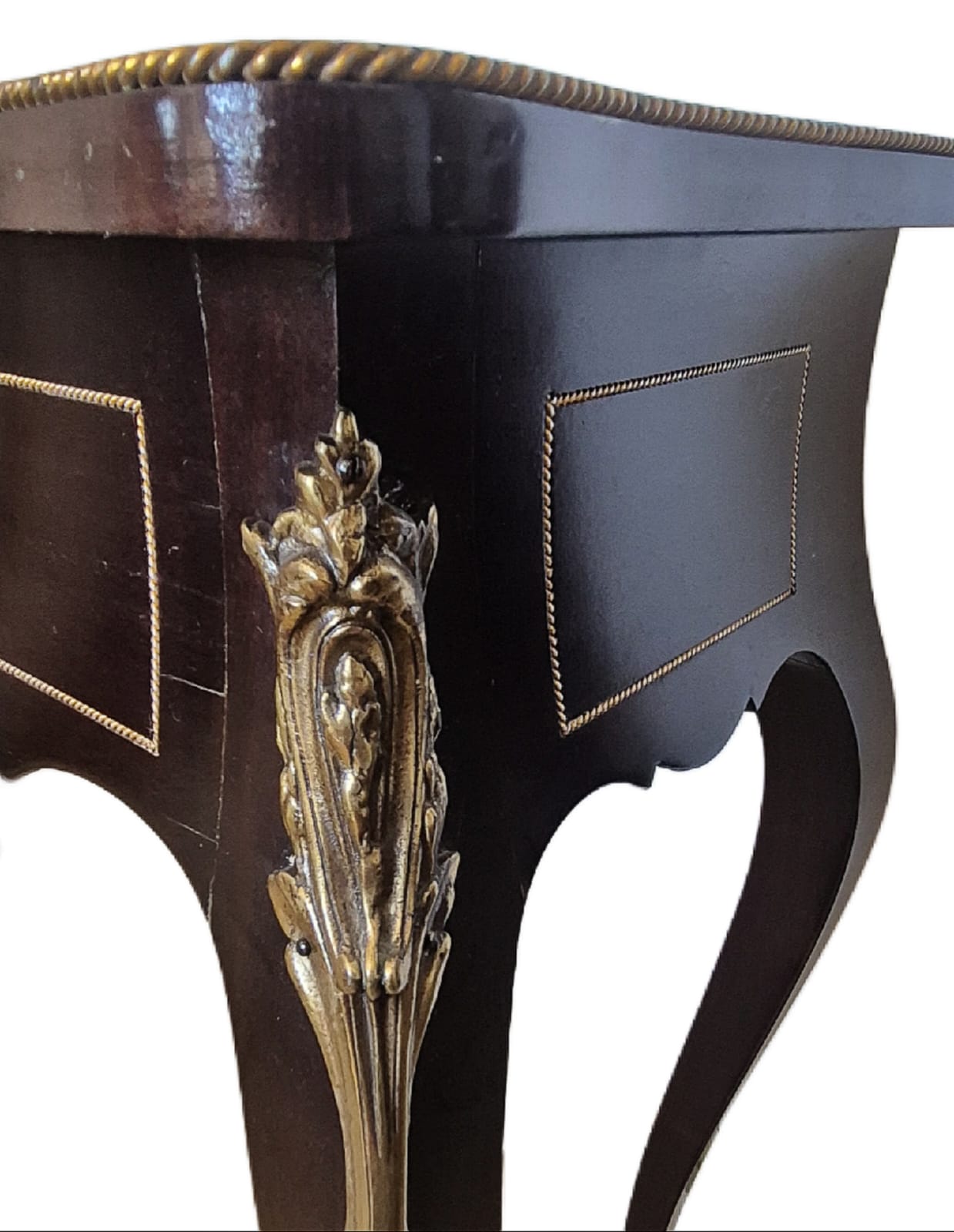 Conjunto composto por um aparador em estilo Luís XV e um espelho de moldura preta.