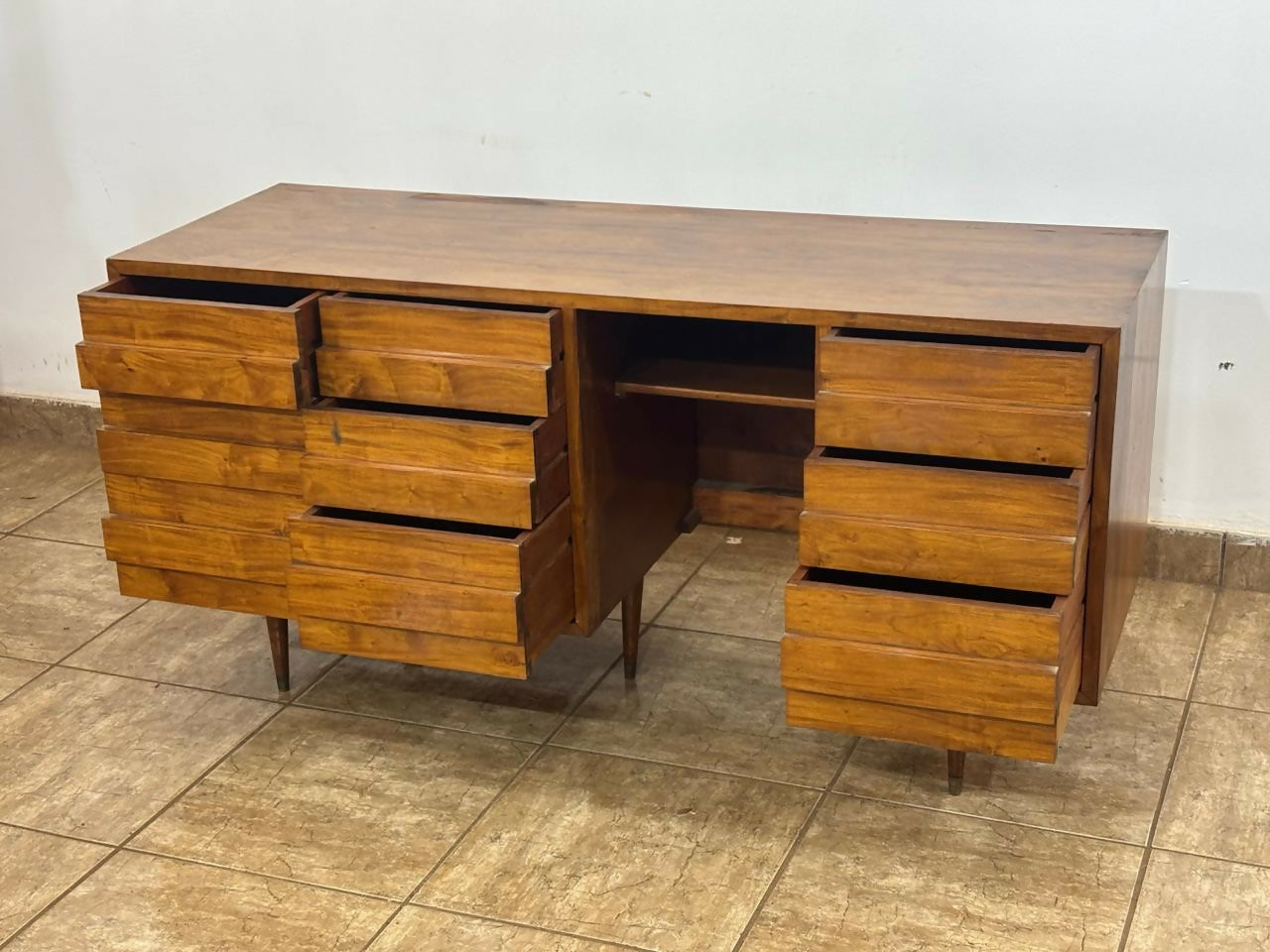 Buffet com cadeira embutida / Escrivaninha Carlo Hauner em Caviúna