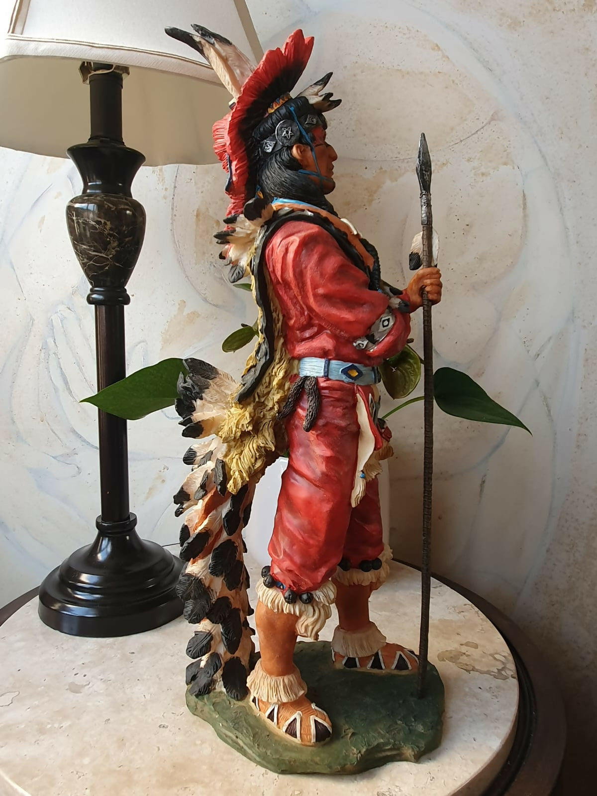 Escultura de índigena guerreiro norte americano em resina