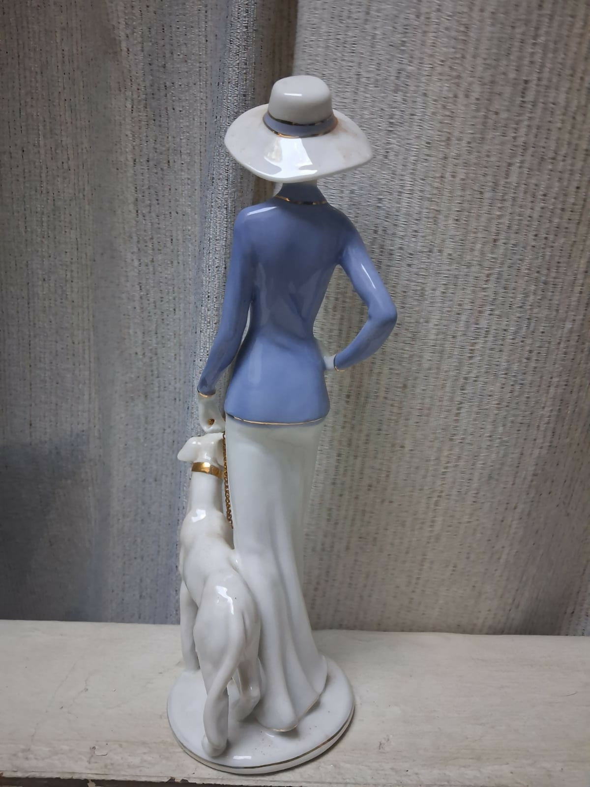Estátua de porcelana - Mulher de chapéu com cachorro