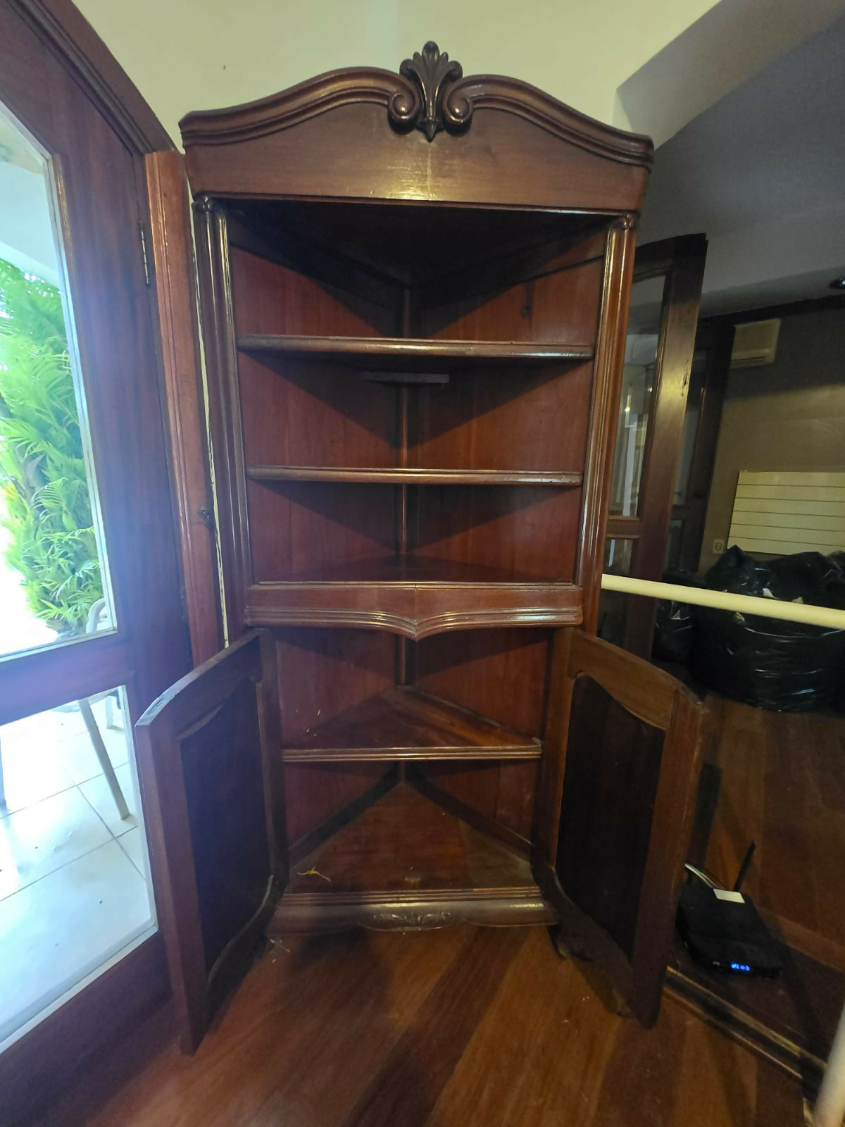 Cristaleira de Canto/ Armário de Canto Provençal – Madeira Maciça – Anos 50/60