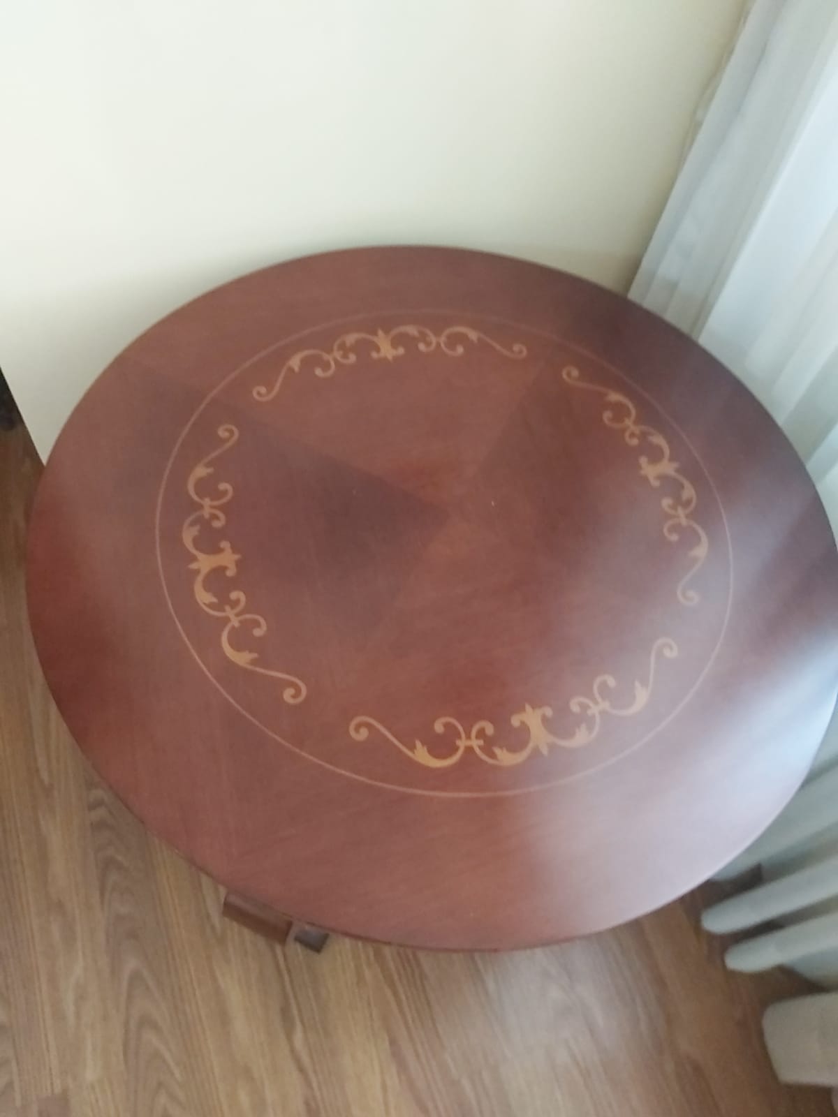 Mesa de apoio redonda em madeira