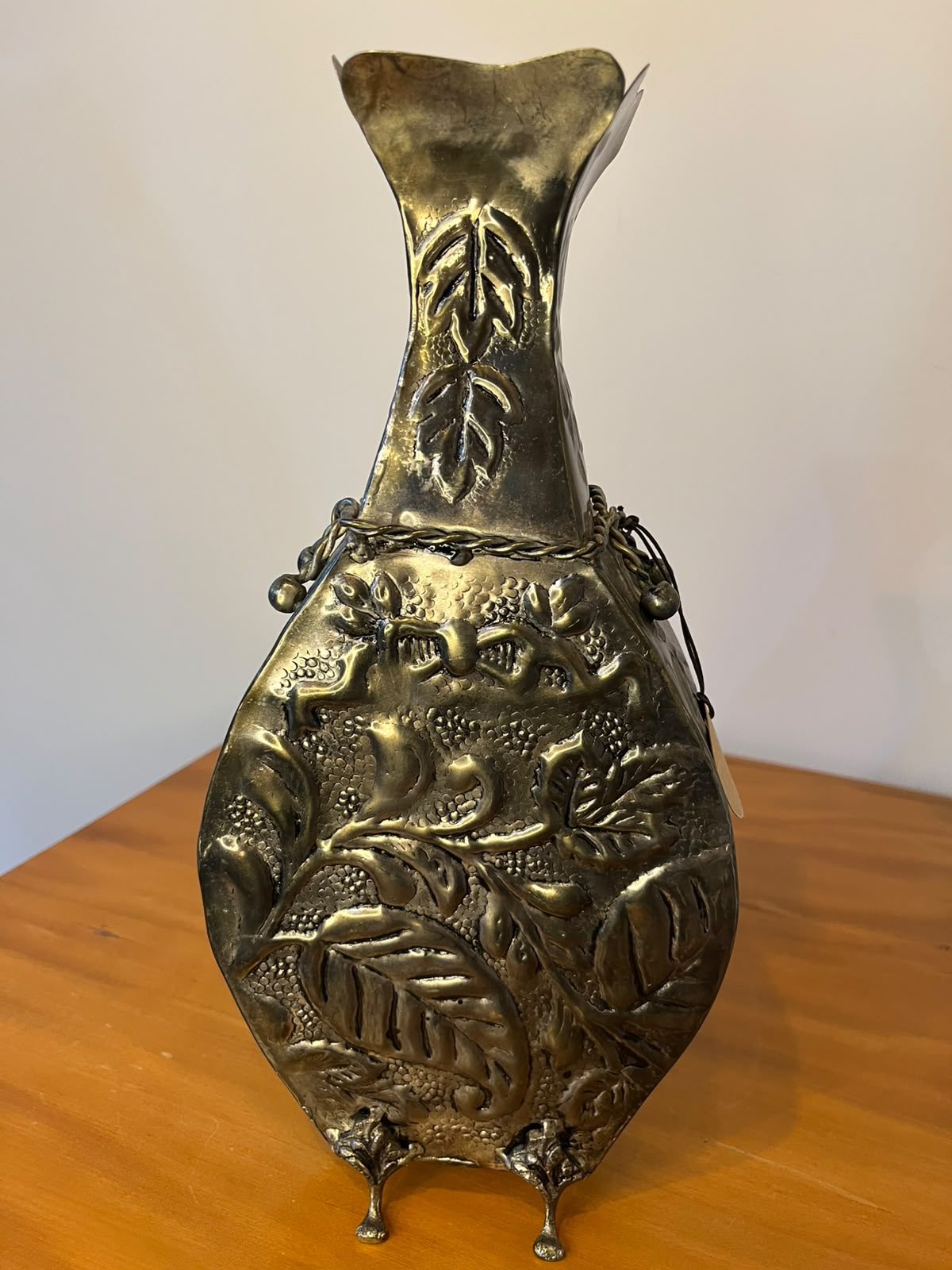 Vaso decorativo indiano em metal repuxado — 36 cm