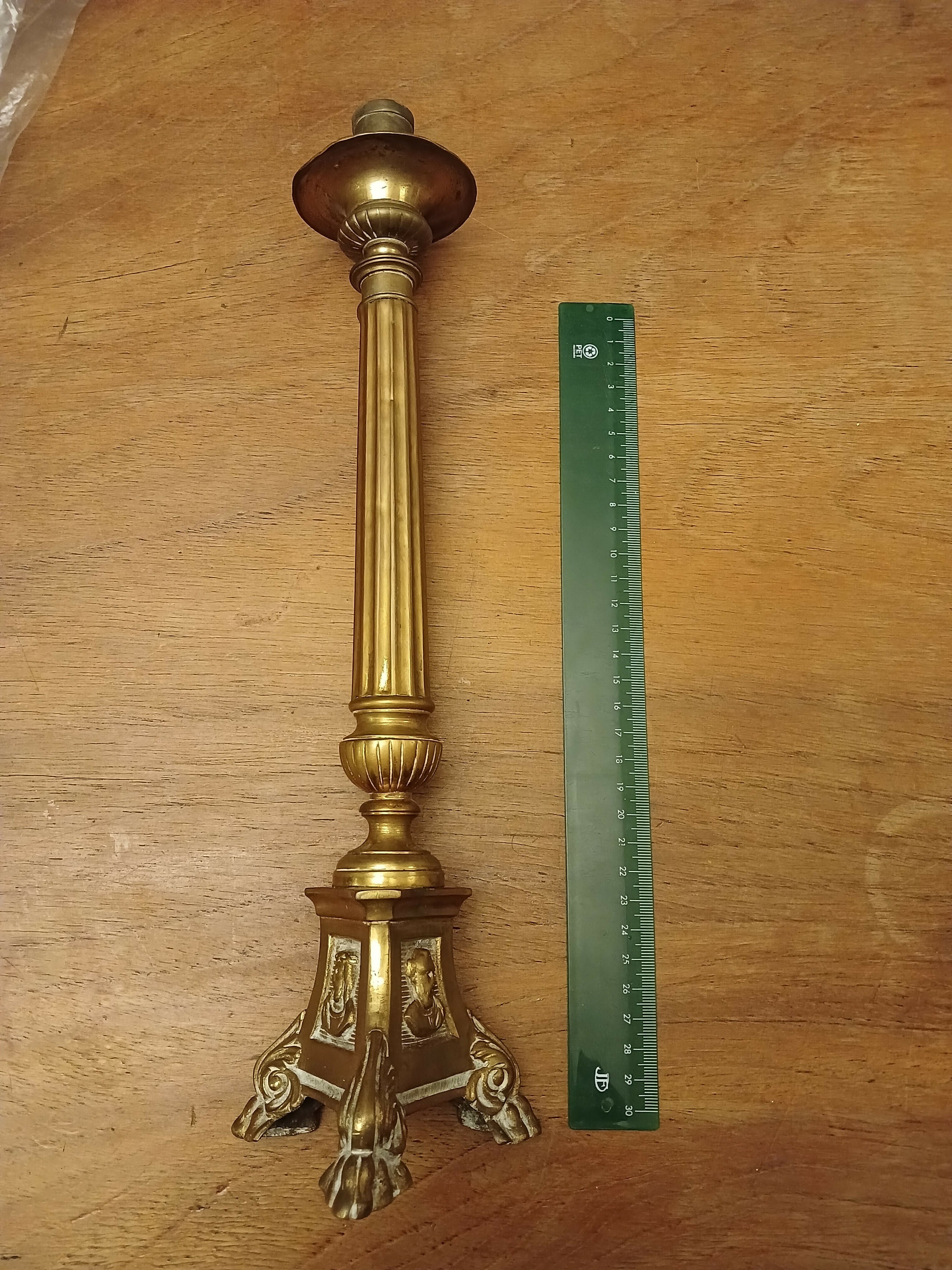 Castiçal antigo em metal estilo neoclássico