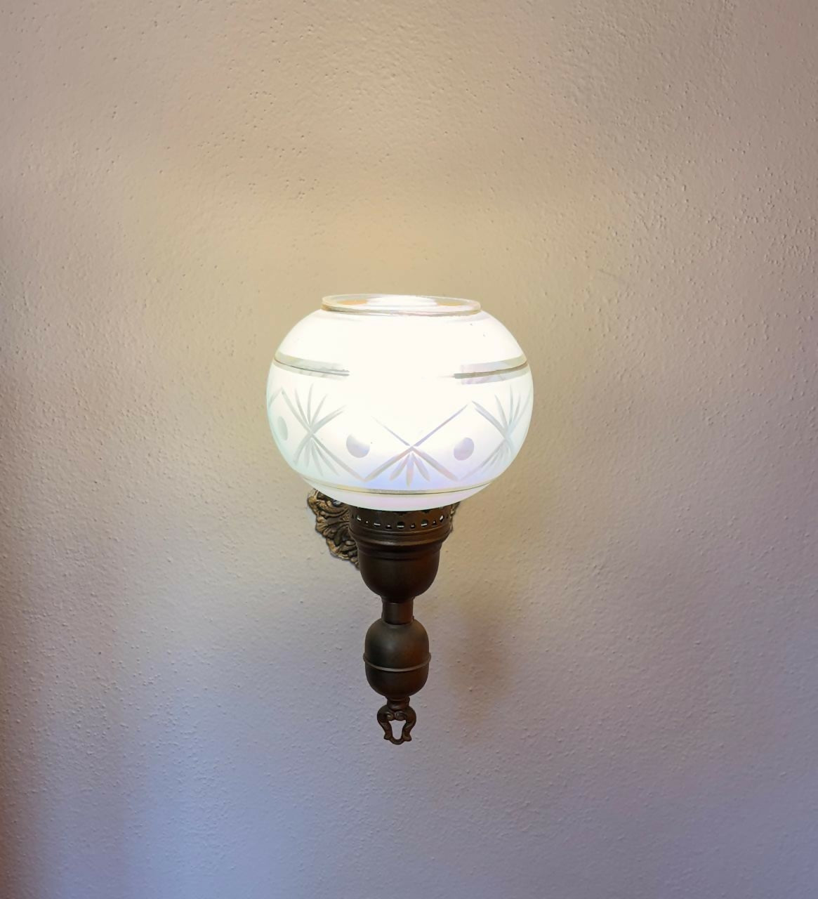 Par de Arandelas douradas com cúpula em vidro trabalhado