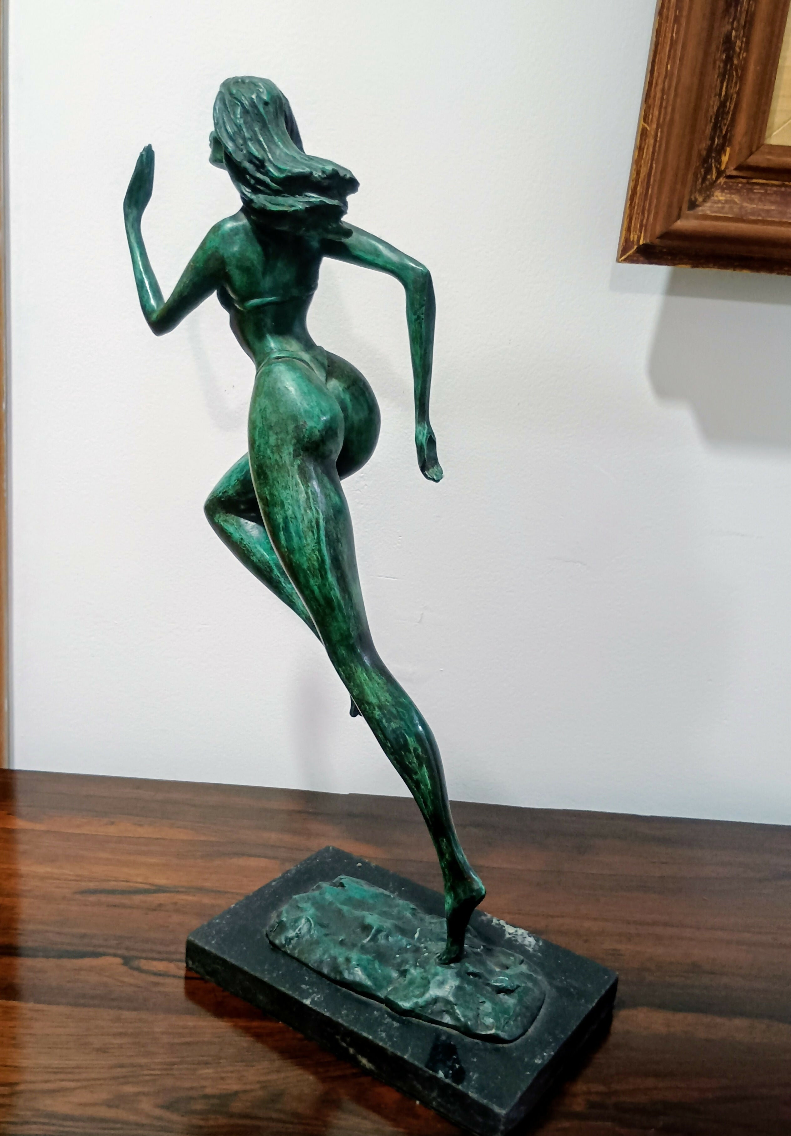 Escultura em bronze assinada e numerada de Mulher correndo - Cartunista Lan