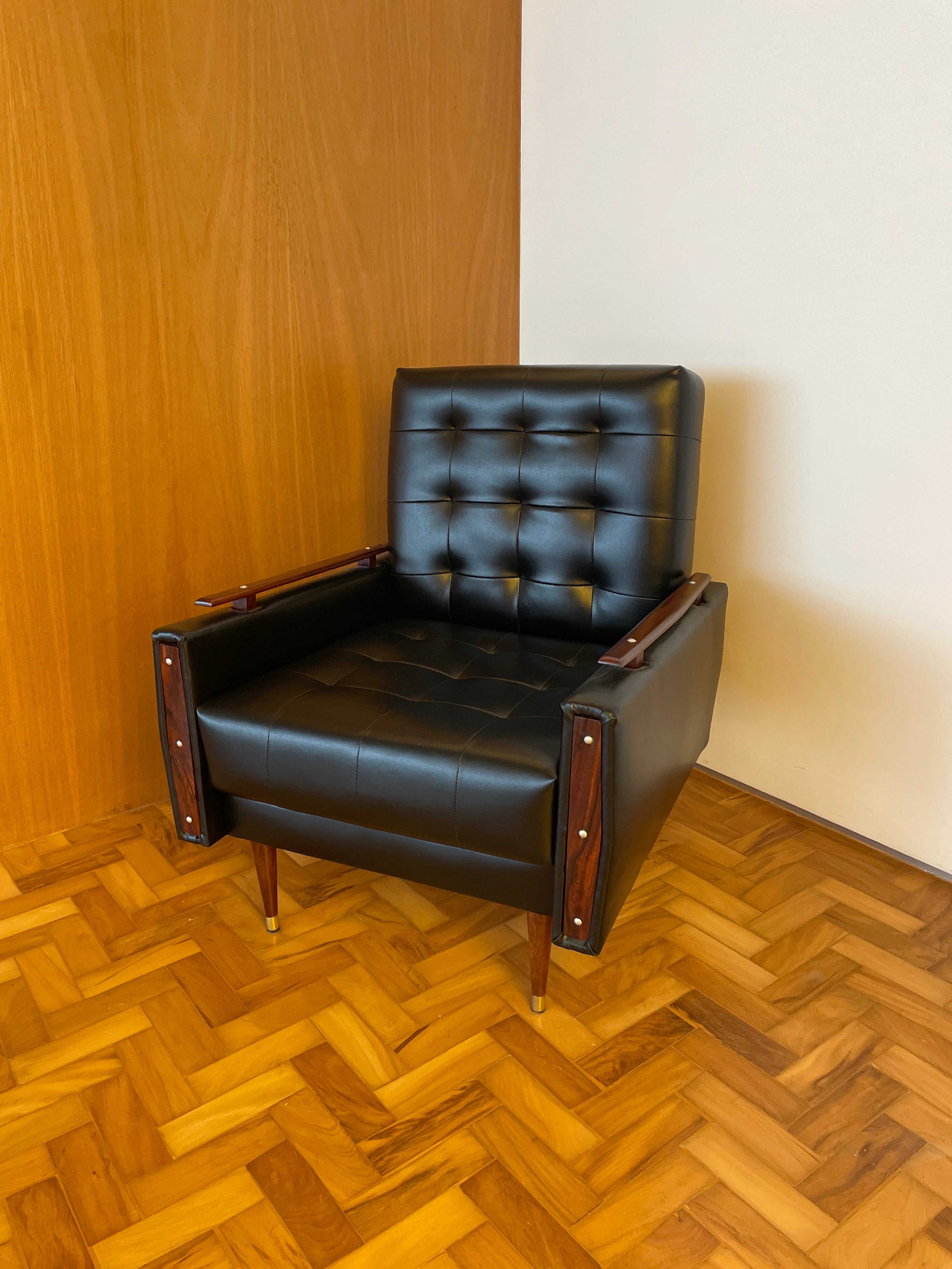 Poltrona Anos 50 - vinil preto com detalhe no braço em madeira 