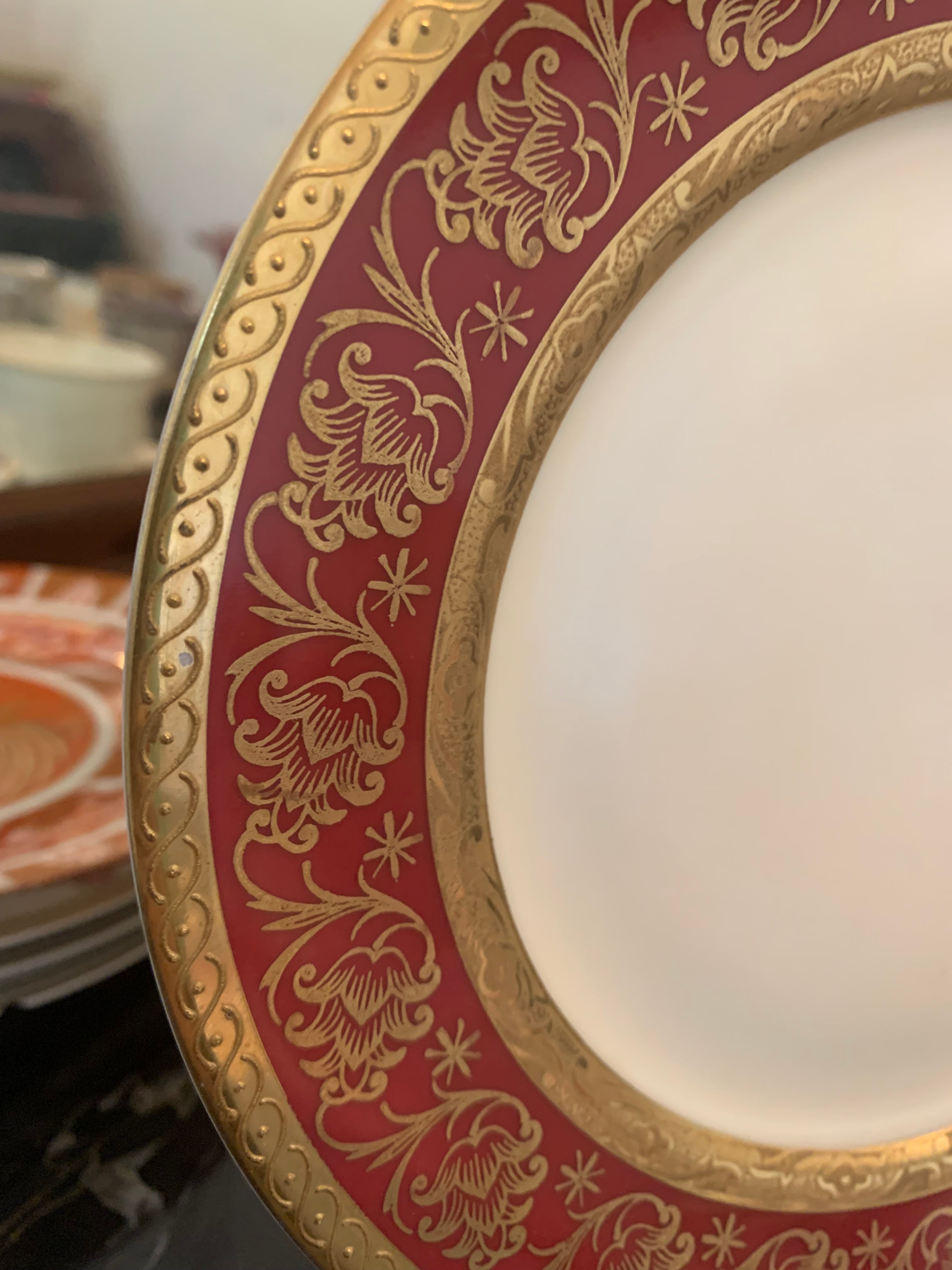 Espetacular e muito antigo prato em porcelana para coleção marca Puls em dourado e vermelho 