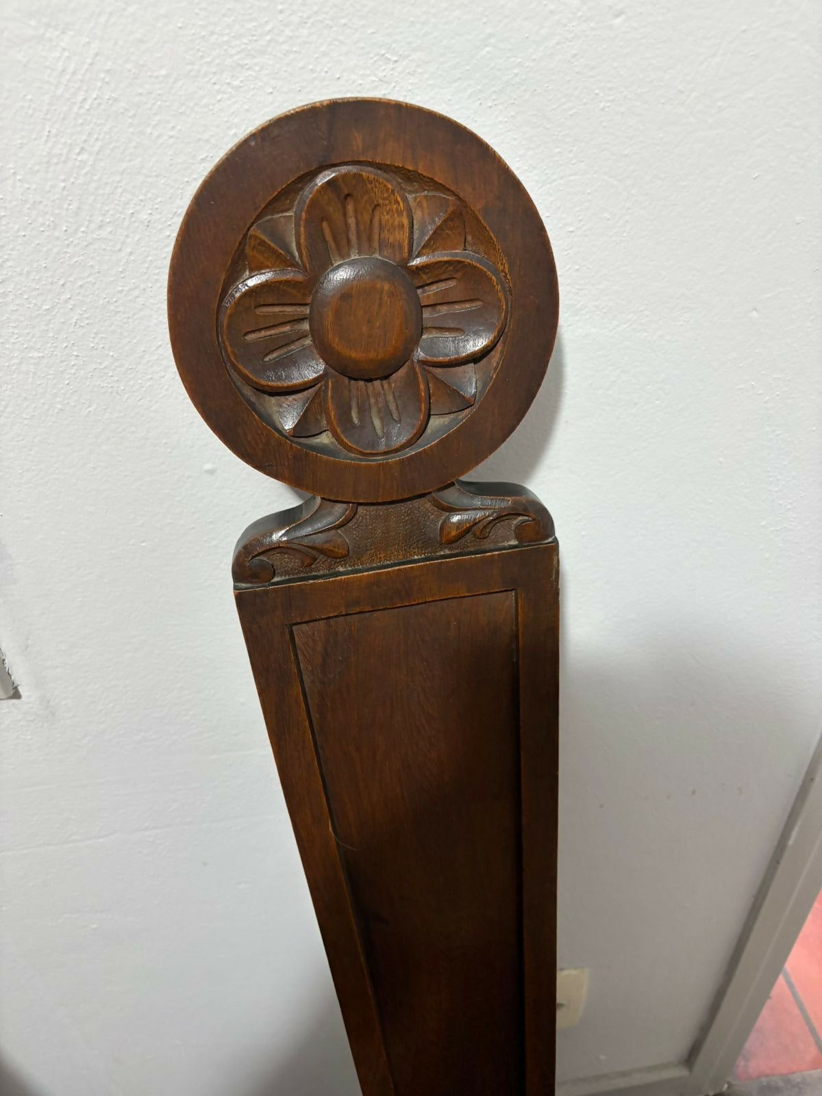 Cadeira de madeira entalhada com 03 pernas