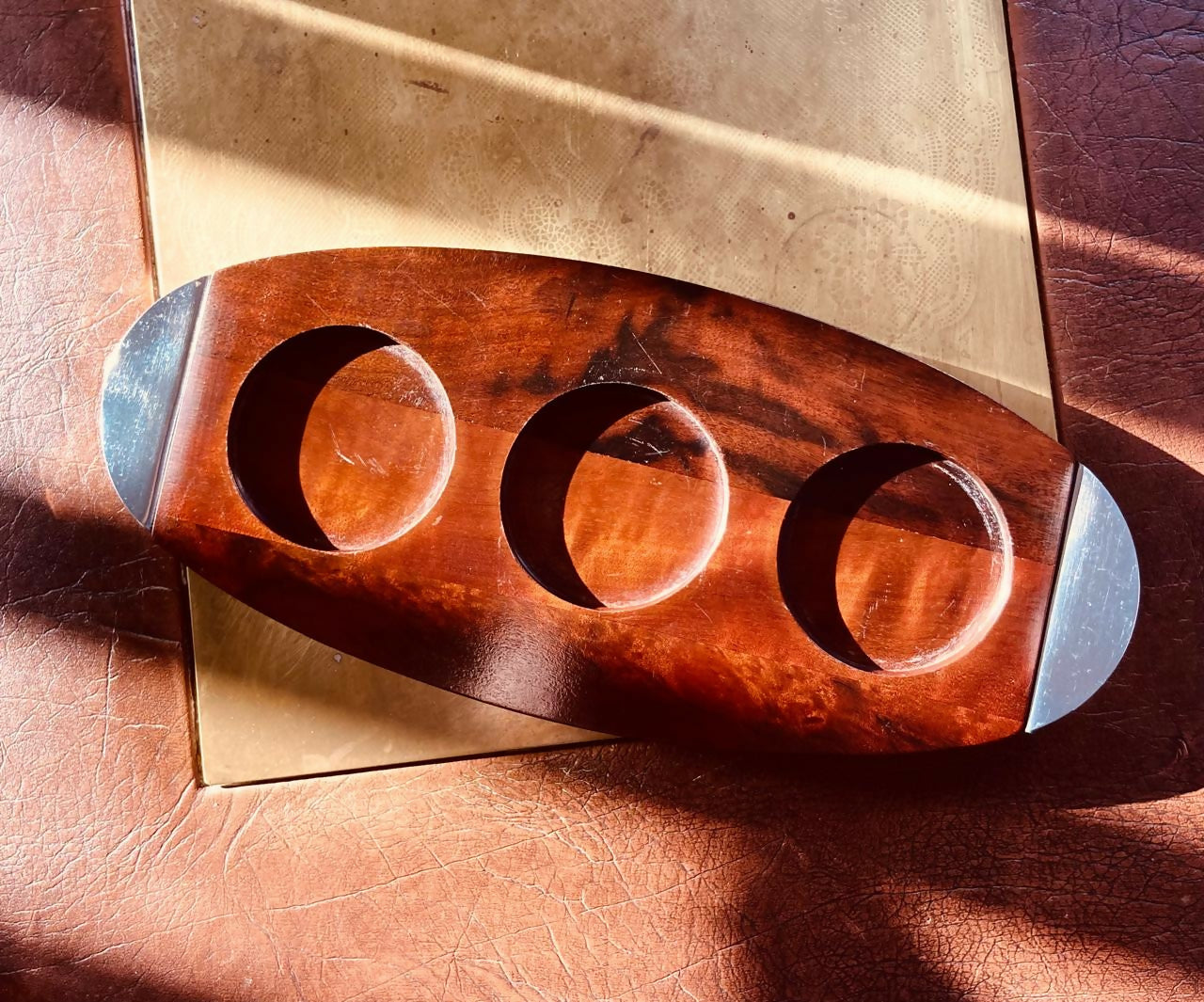 Tábua Oval Tropic Art em Imbuia com Alças em Inox DMCPS_069)