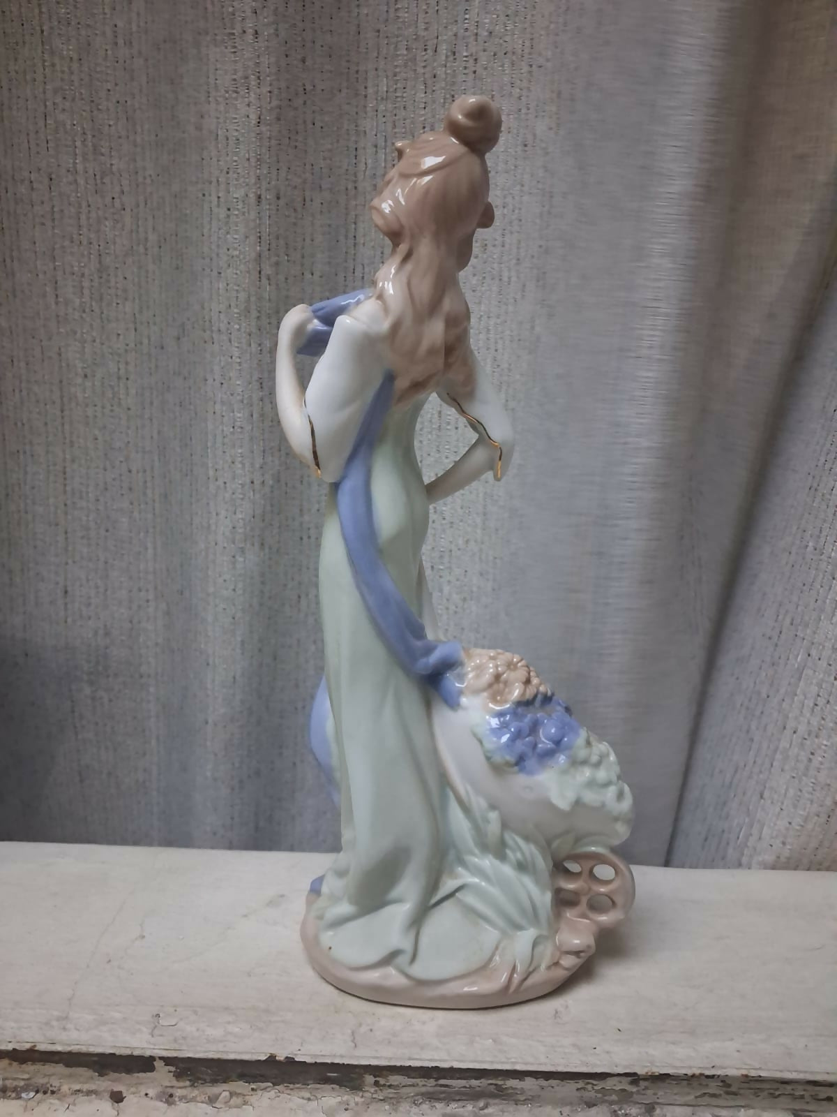 Estátua de porcelana - Mulher com vestido azul esverdeado