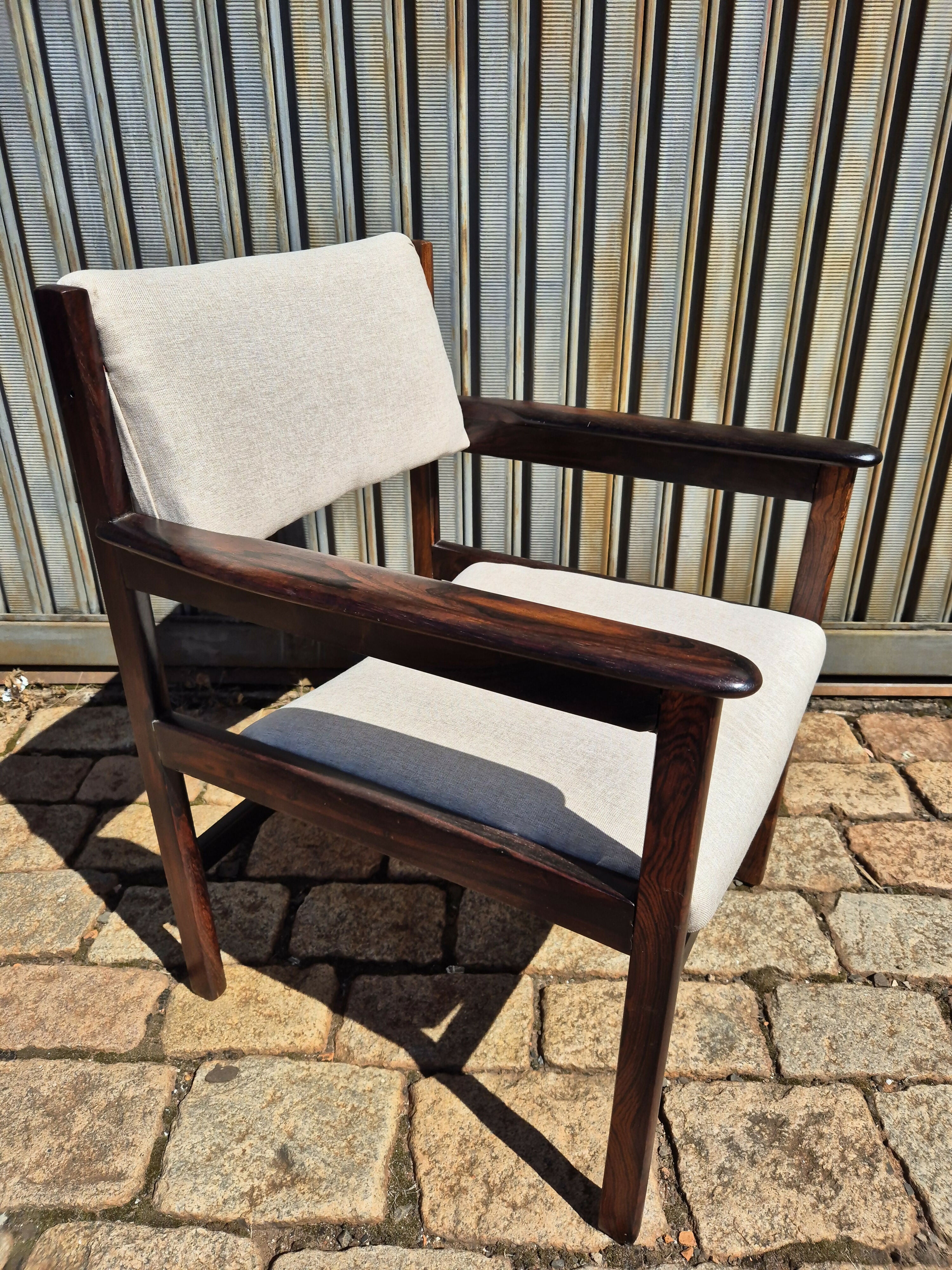 Poltrona Jacarandá J.M Magalhães com estofado novo