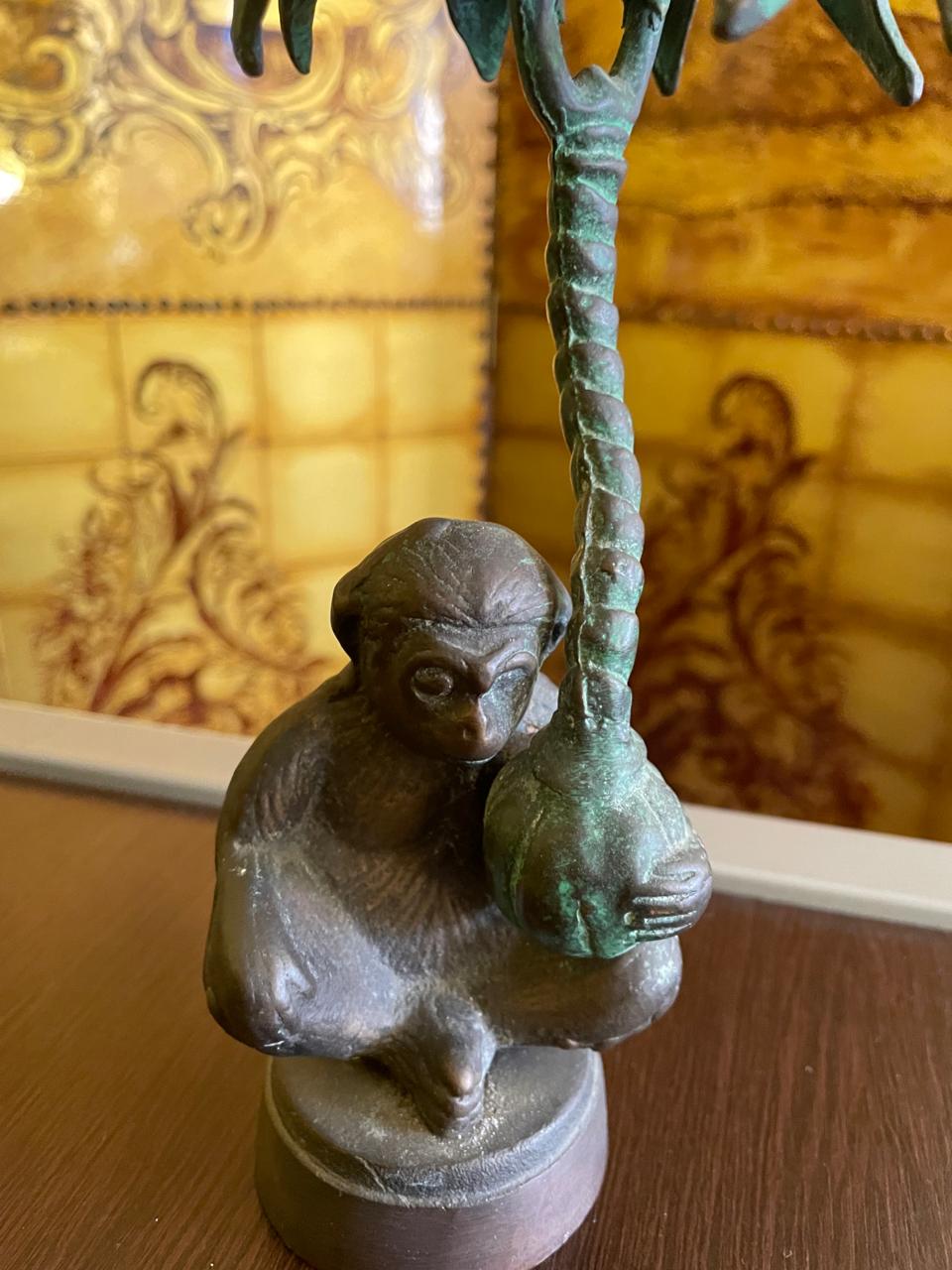 Castiçal de ferro forjado retratando Macaco no Coqueiro 