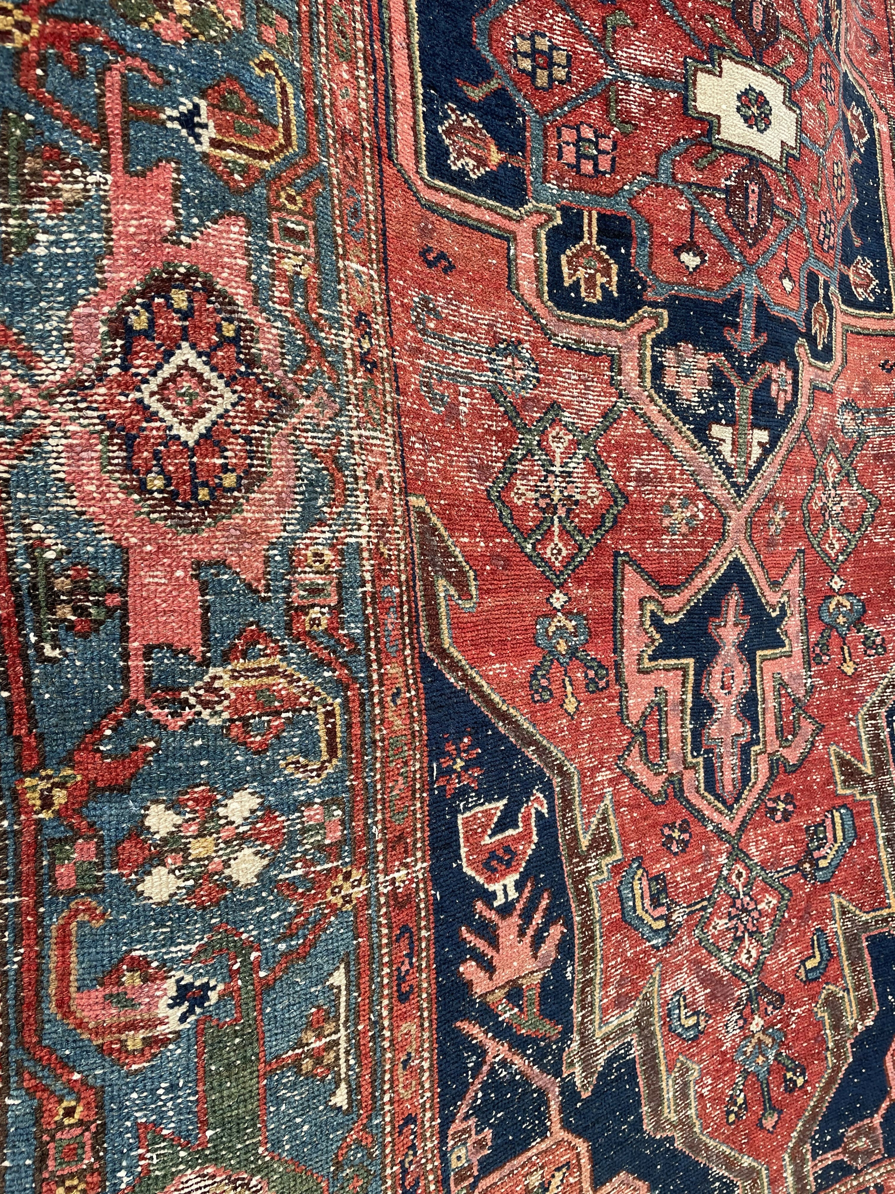 Tapete Hamadan em tons de vermelho e azul (1,90m x 1,25m)