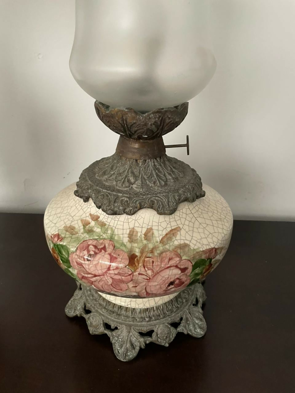 Abajur Pata Choca em Bronze e Porcelana Floral (50cm)