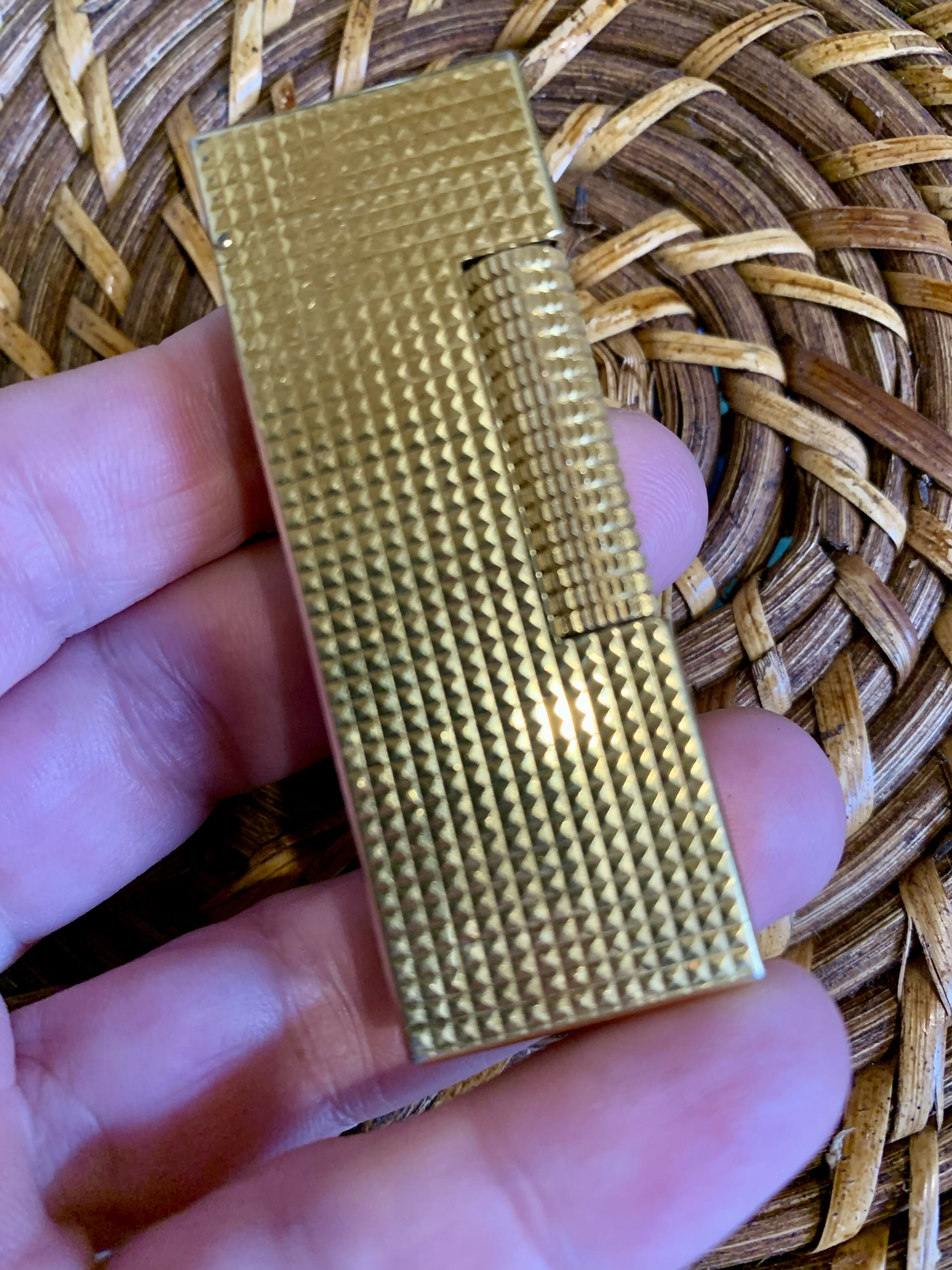 Isqueiro Dunhill banhado em ouro 18K para colecionadores