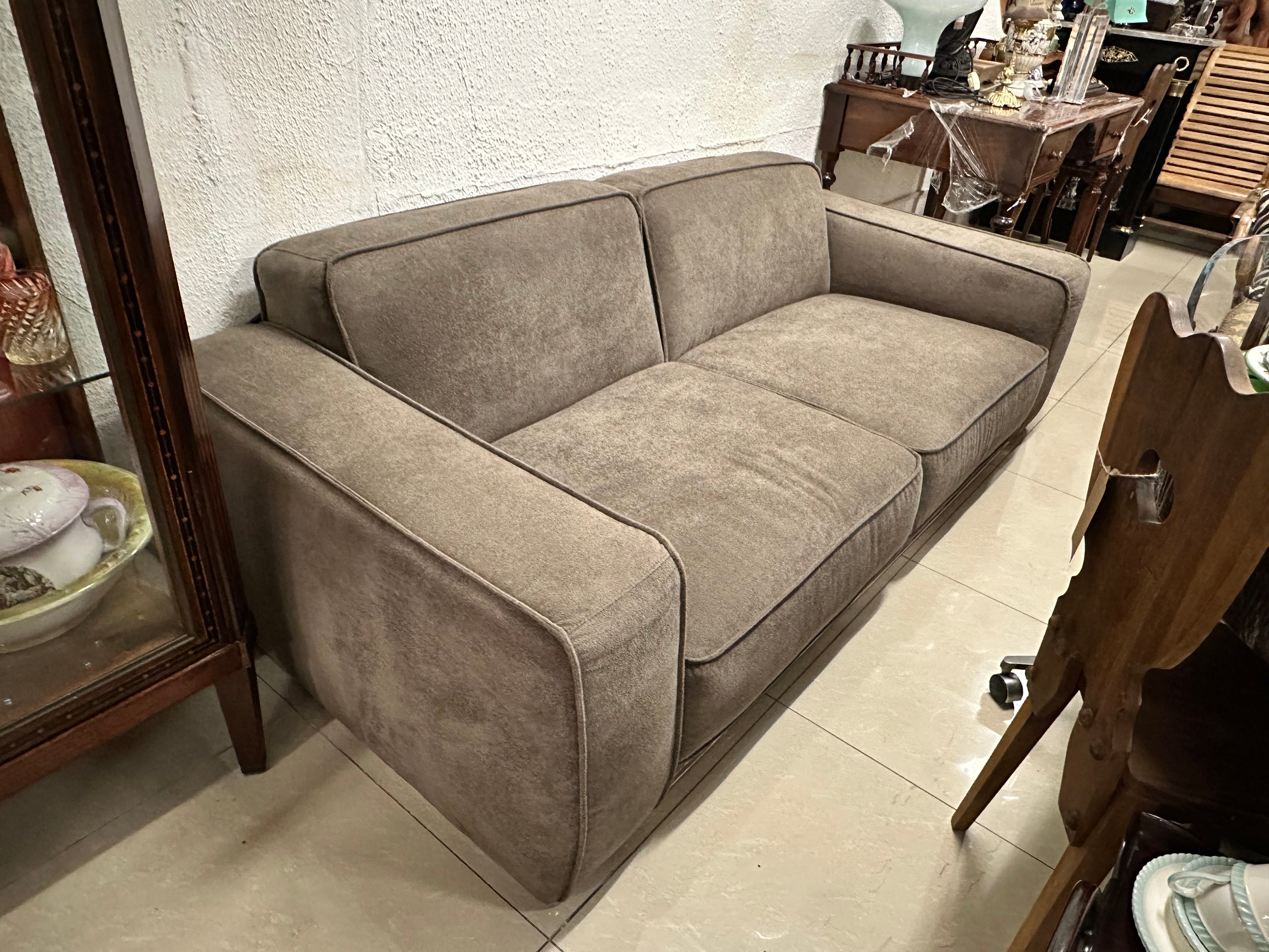 PAR DE SOFÁS VINTAGE DE 2 LUGARES EM TECIDO BOUCLÉ | DESIGN ATEMPORAL - RESTAURADOS