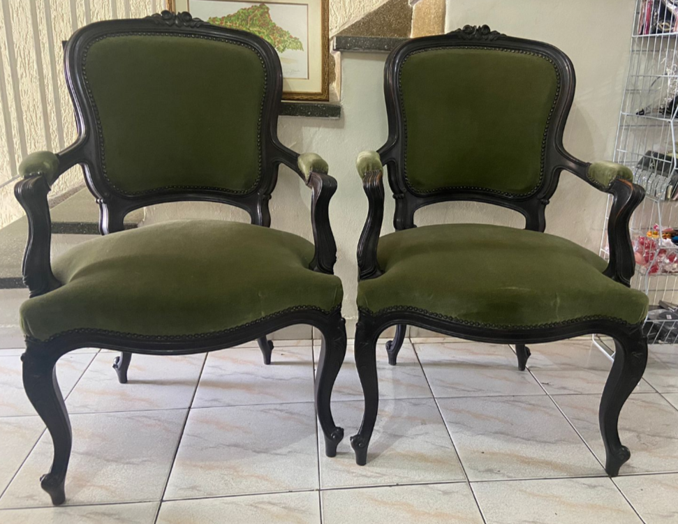Par de Cadeiras Luiz XV em Madeira e estofado verde 
