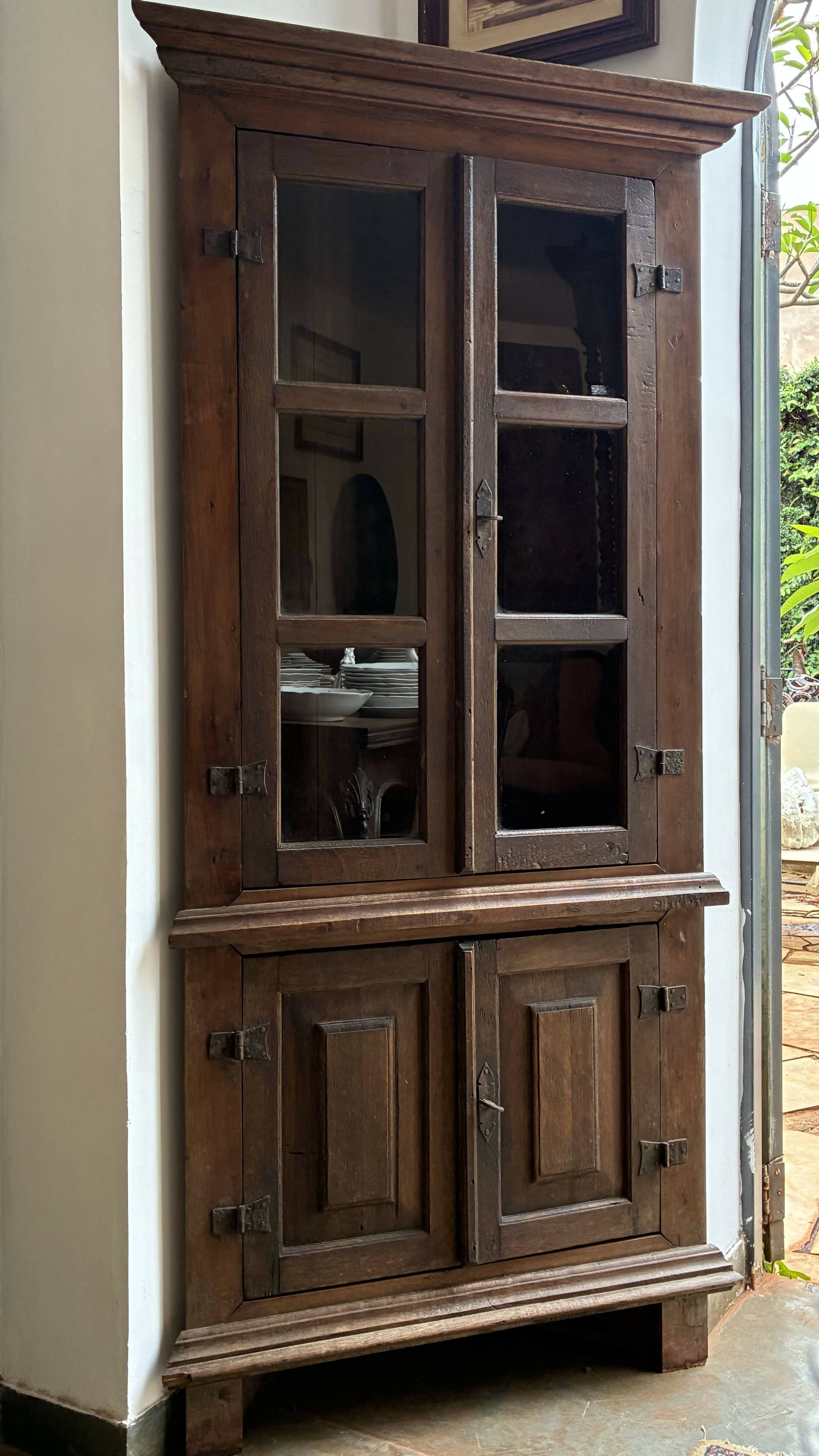 Cantoneira antiga em madeira