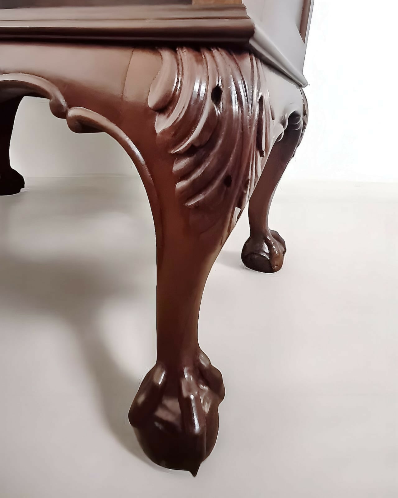 Vitrine em madeira nobre estilo Chippendale