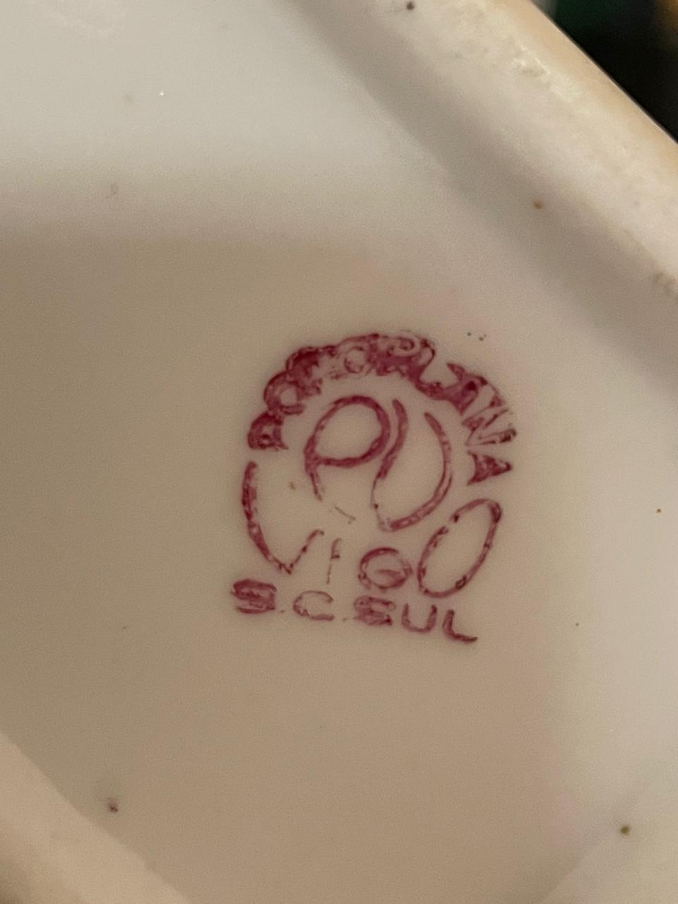 Perfumeiro em porcelana com cena galante 