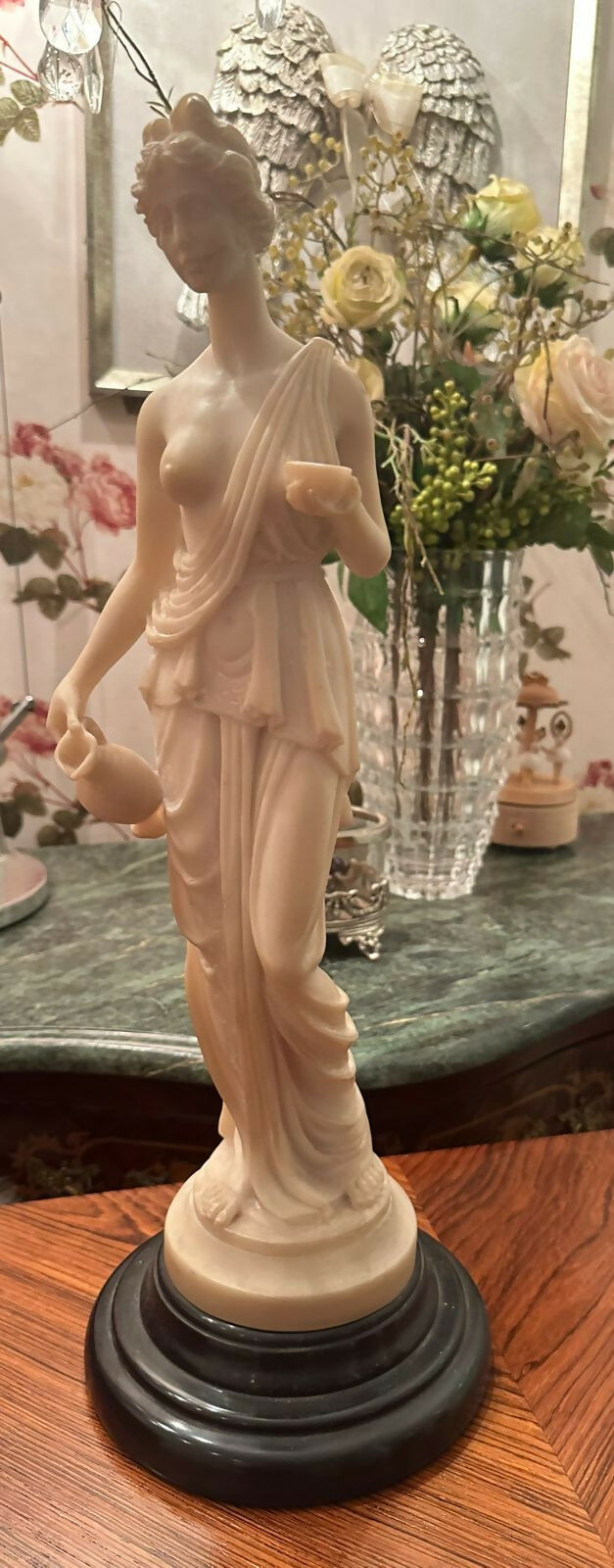 Escultura feminina de inspiração greco-romana (48cm)