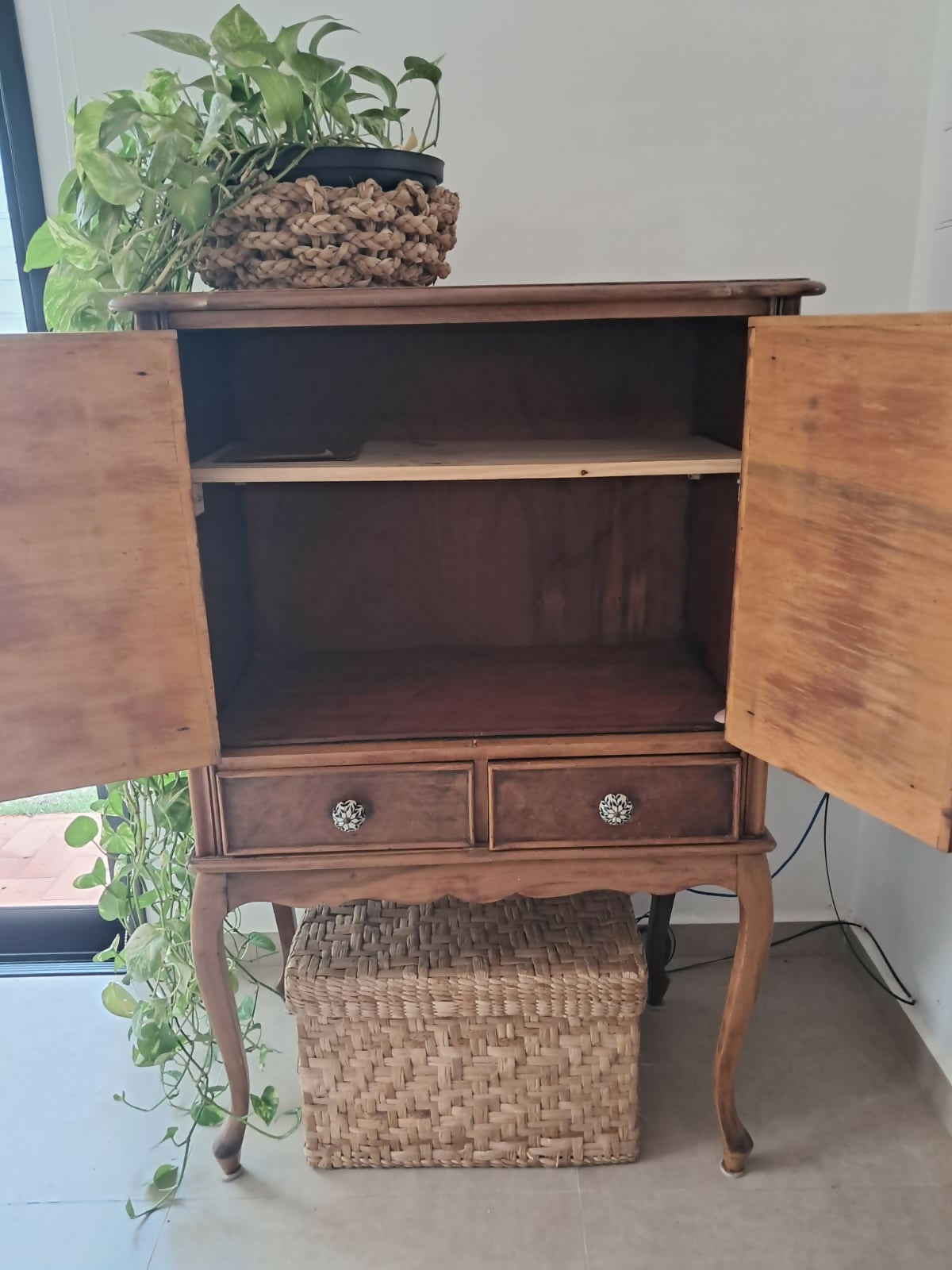 Cristaleira/Gabinete Provençal/Barzinho – (Para Restauro/Oportunidade)