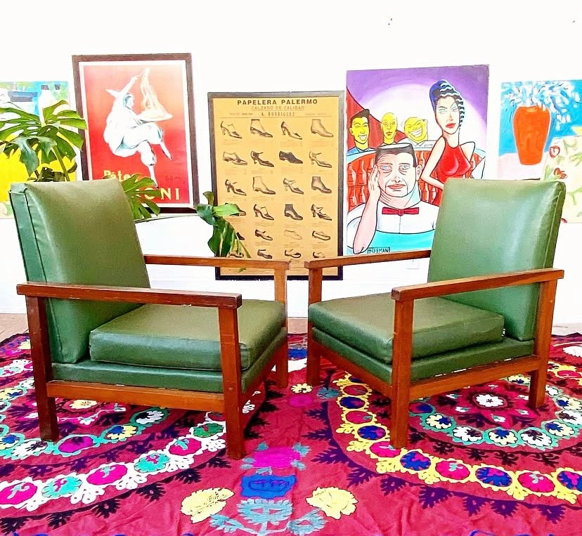 Par de Poltronas anos 60 em Imbuia maciça e estofado verde 