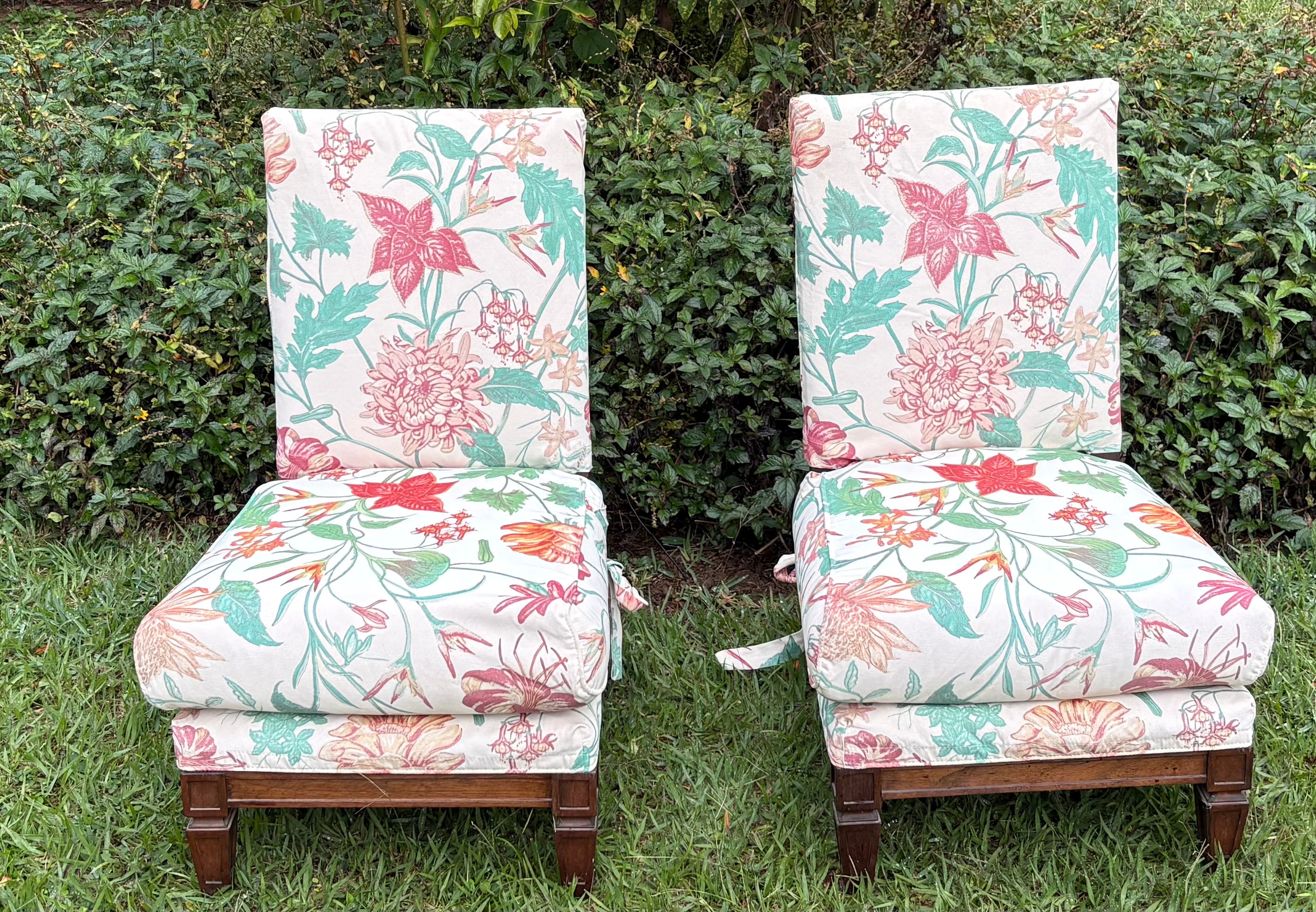 Par de poltronas baixas com estofado branco com flores 