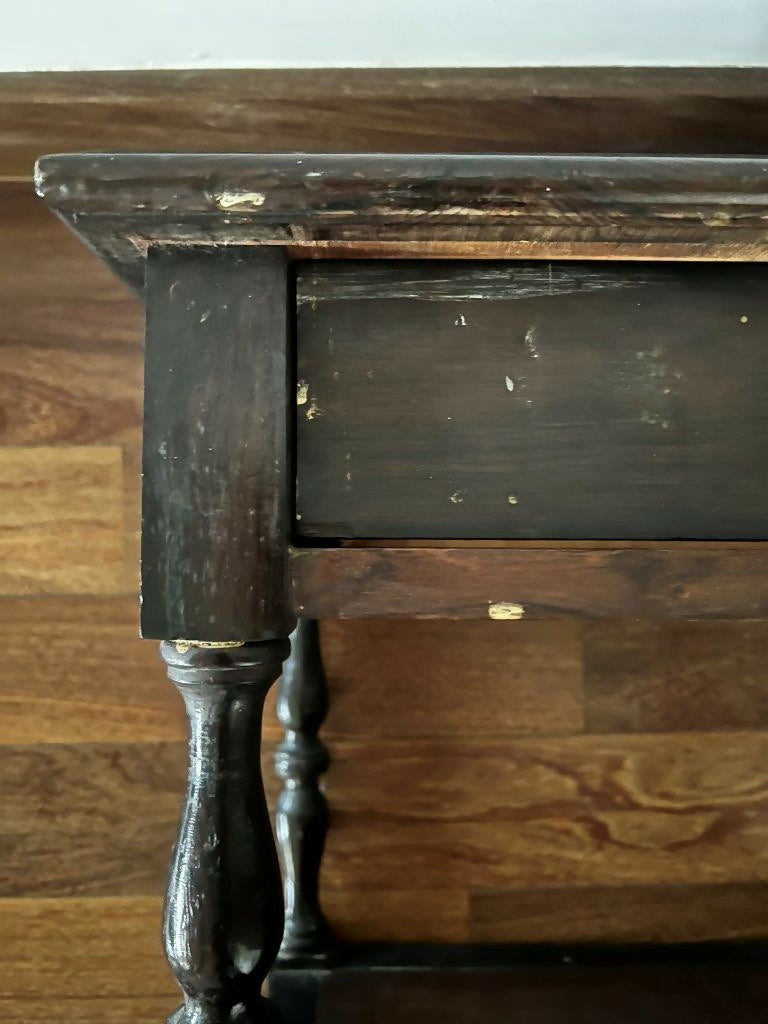 Mesinha de cabeceira antiga