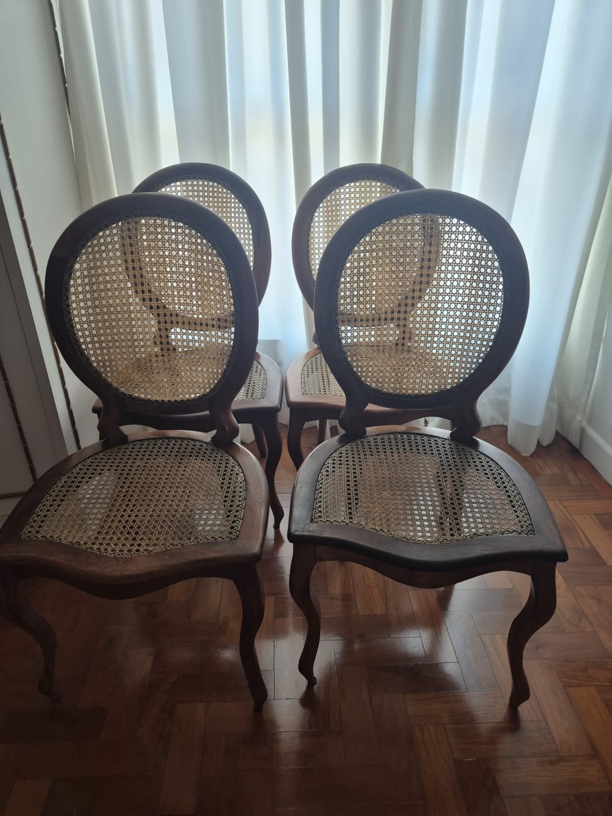 Conjunto de mesa de jantar antiga em madeira nobre + 4 cadeiras medalhão em palhinha