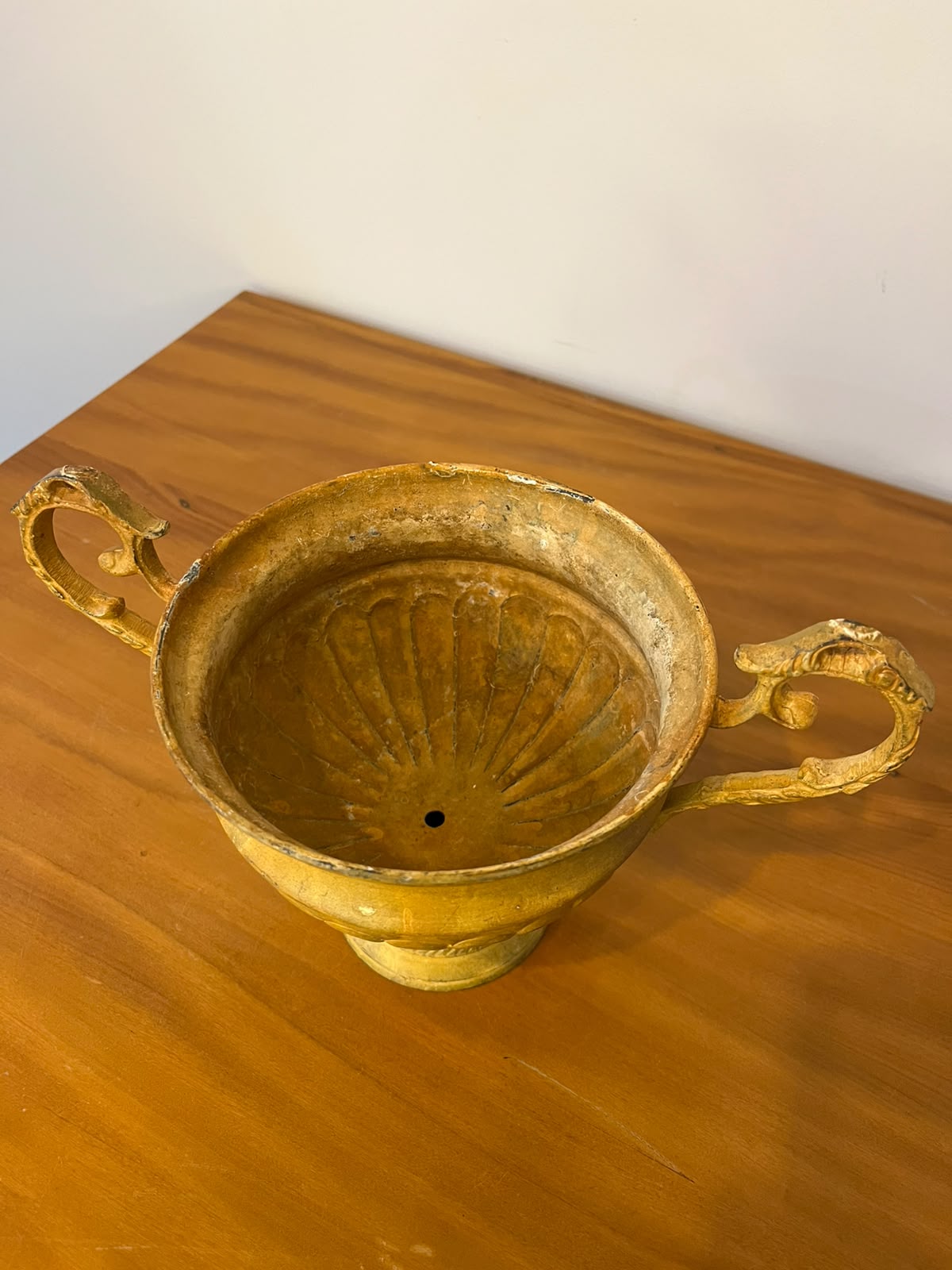 Taça decorativa com pedestal e alças ornamentadas em metal dourado — 14 cm