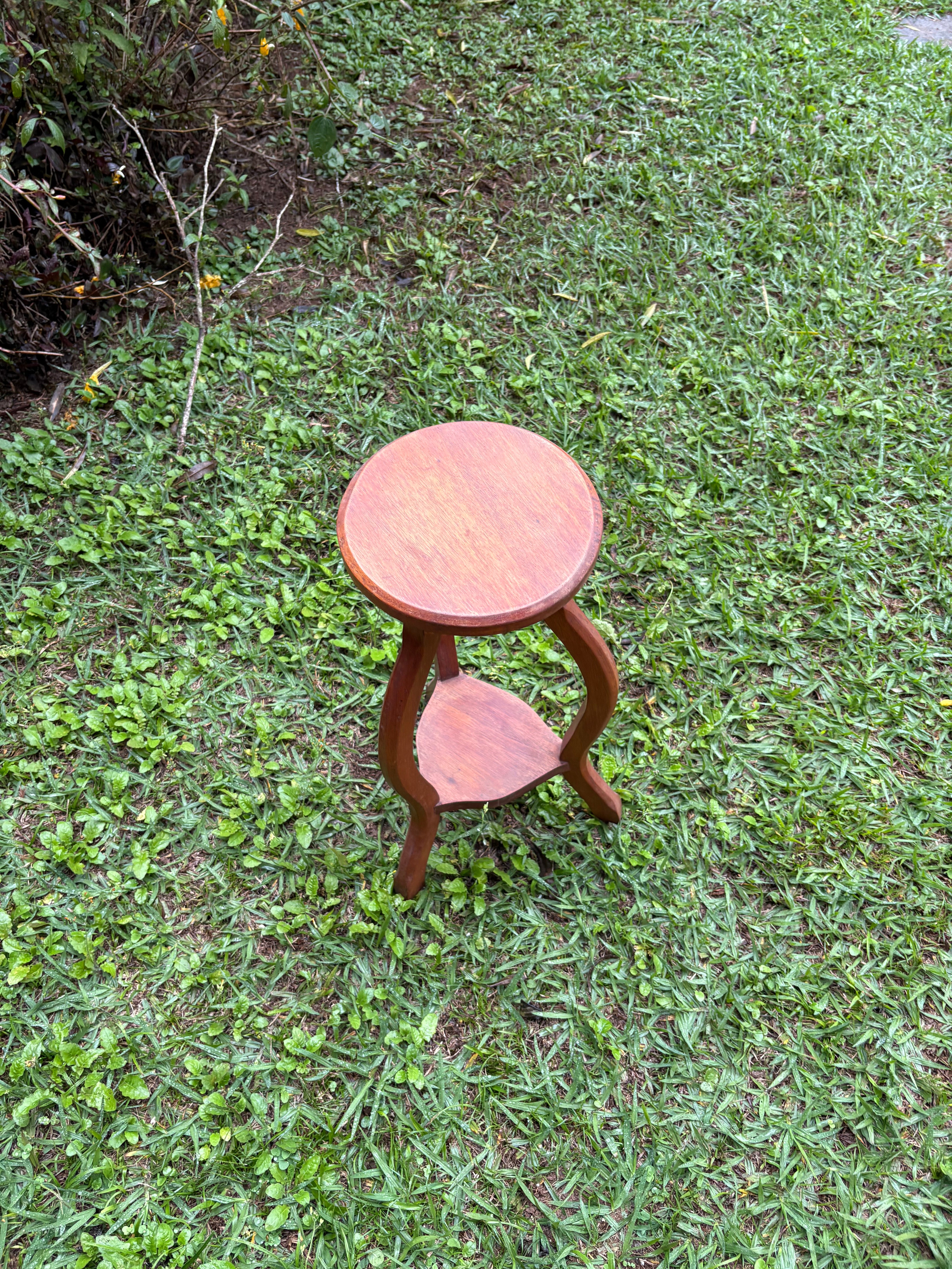 Suporte / Coluna para plantas em. madeira com tampo redondo 