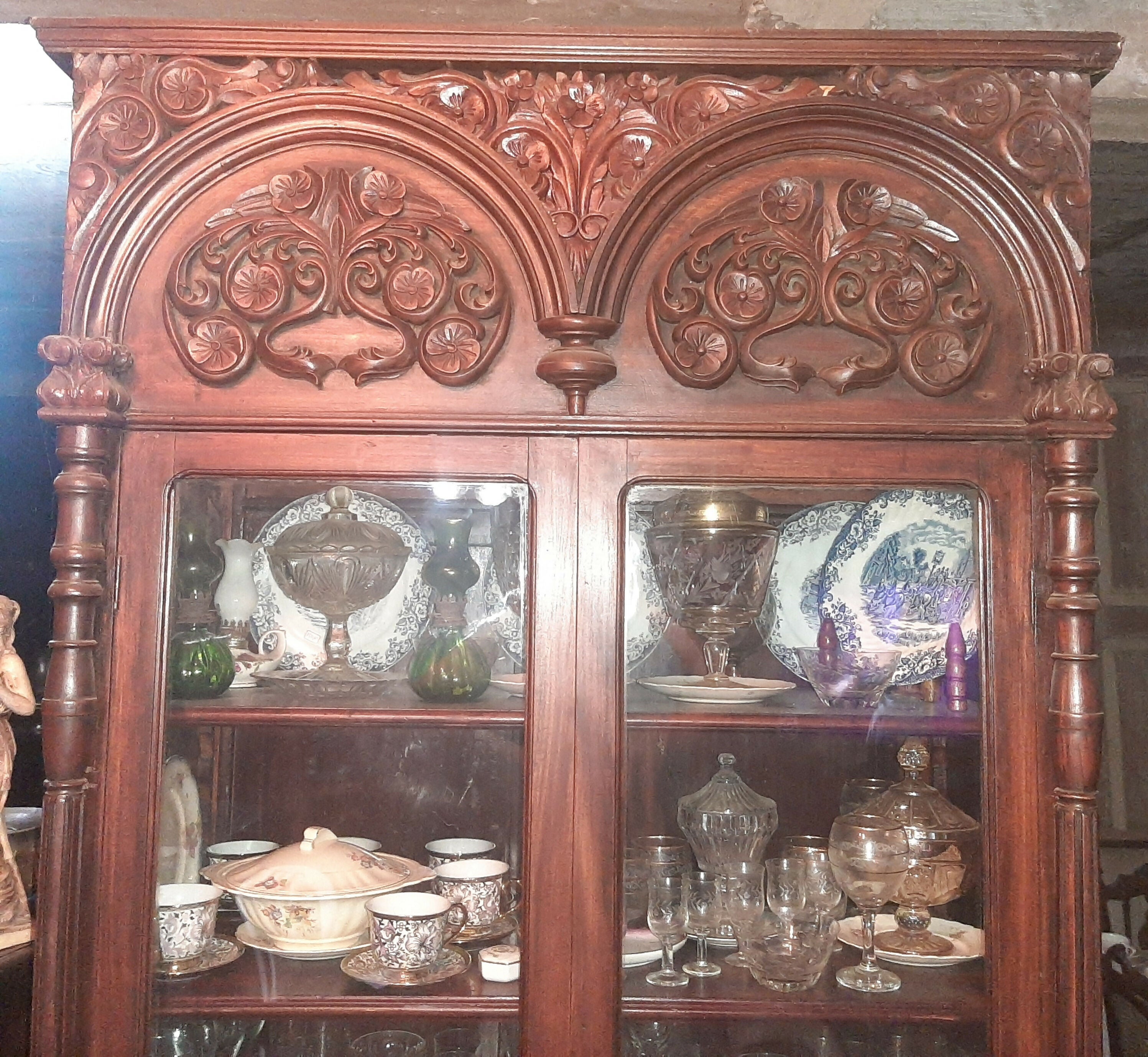 Antiga cristaleira em madeira entalhada