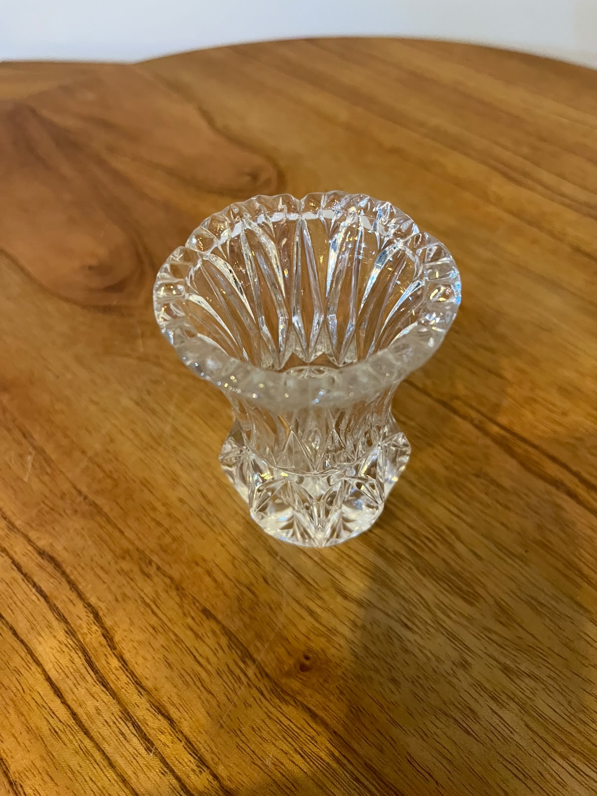 Mini vaso solitário em cristal lapidado com motivos geométricos – 8 cm