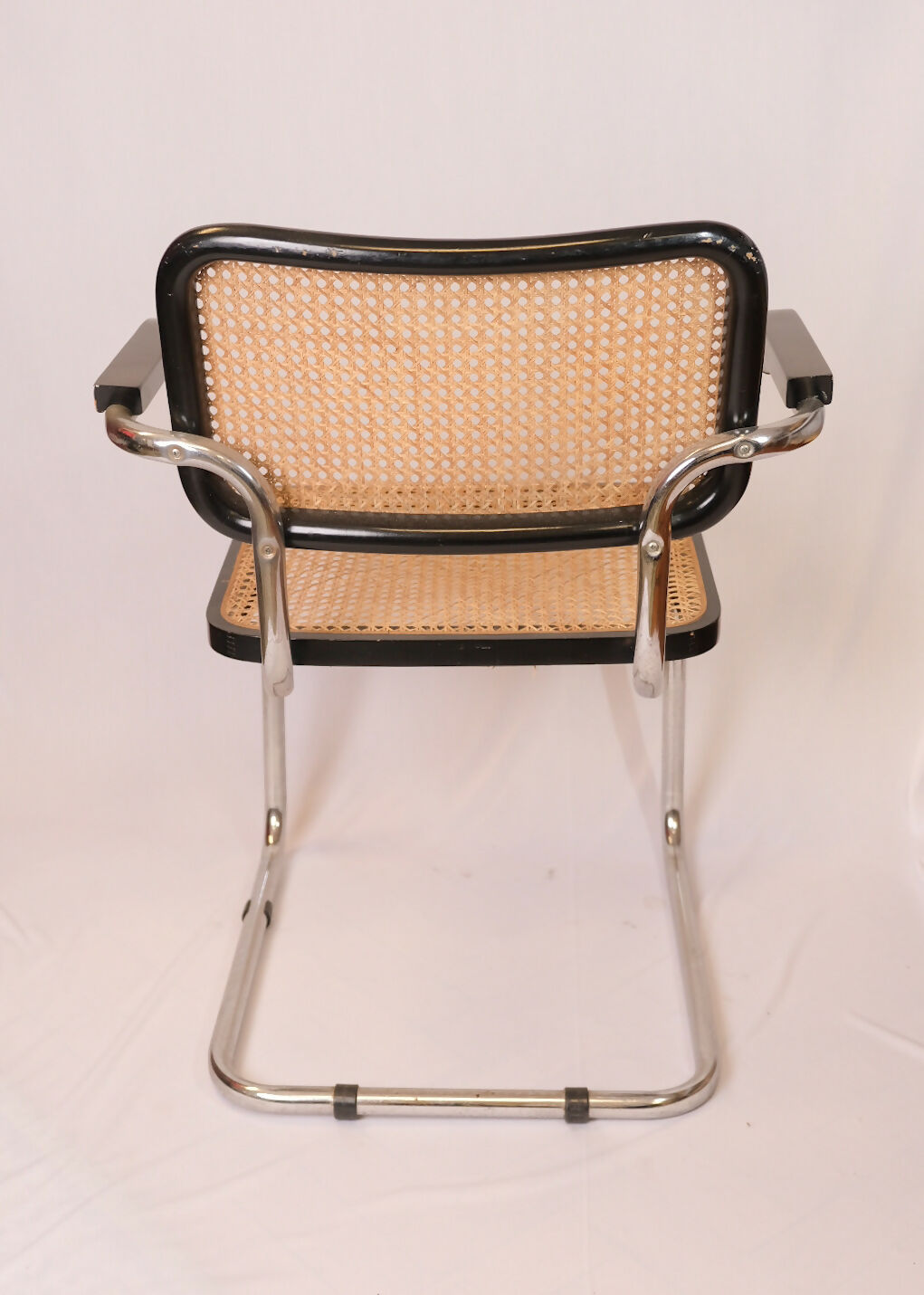 CADEIRA CESCA PRETA COM BRAÇO DESIGN MARCEL BREUER / 1928