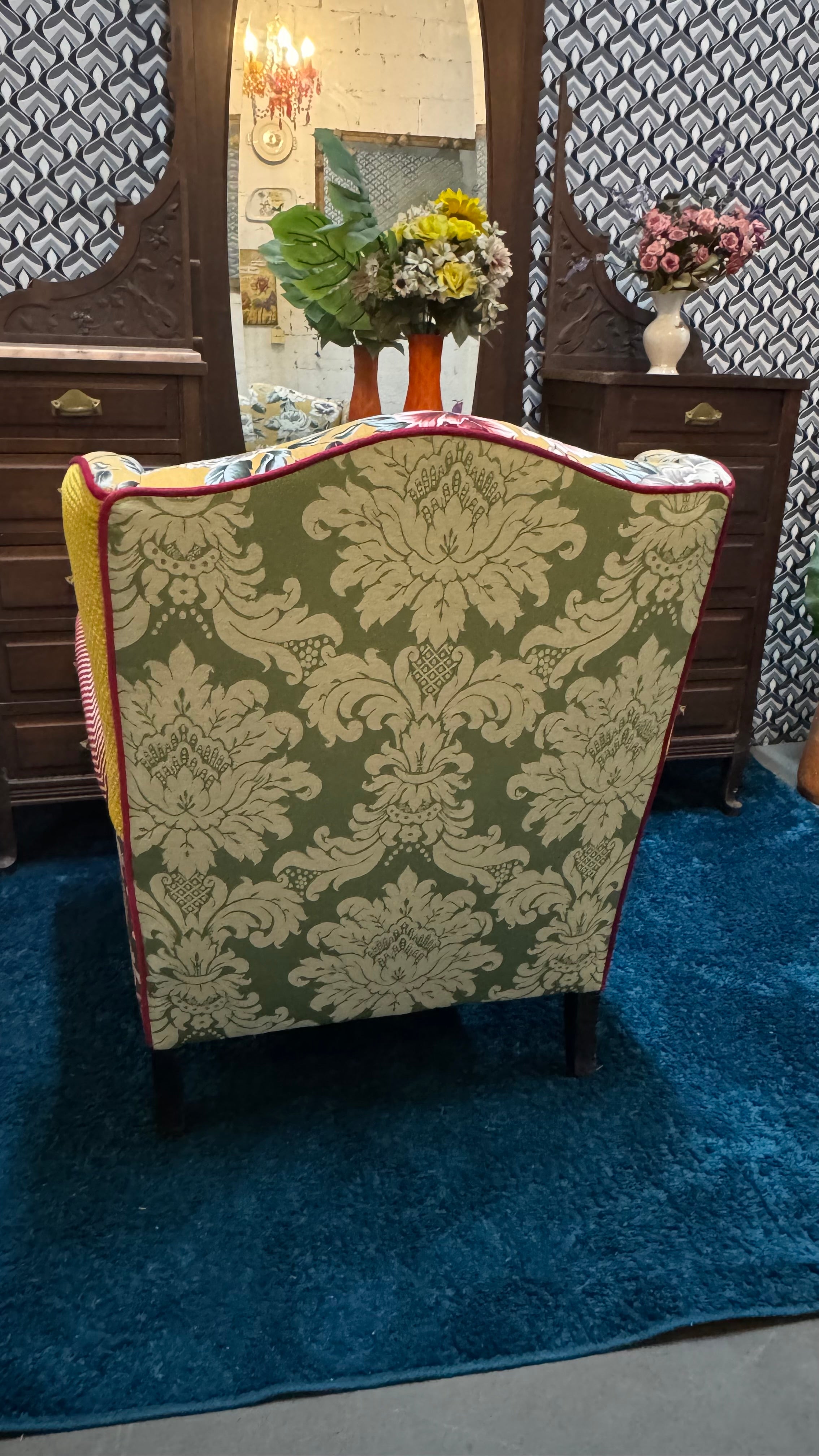 Poltrona Bergere "Magnólia" com tecidos coloridos e estampa floral 
