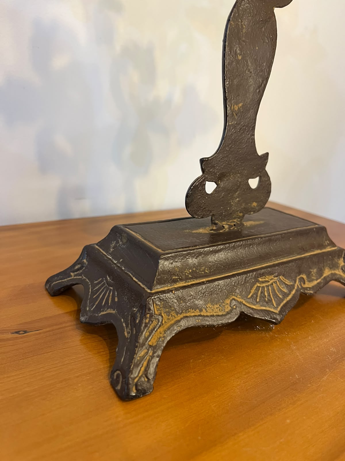 Cruz decorativa em ferro fundido com detalhes dourados – 52 cm
