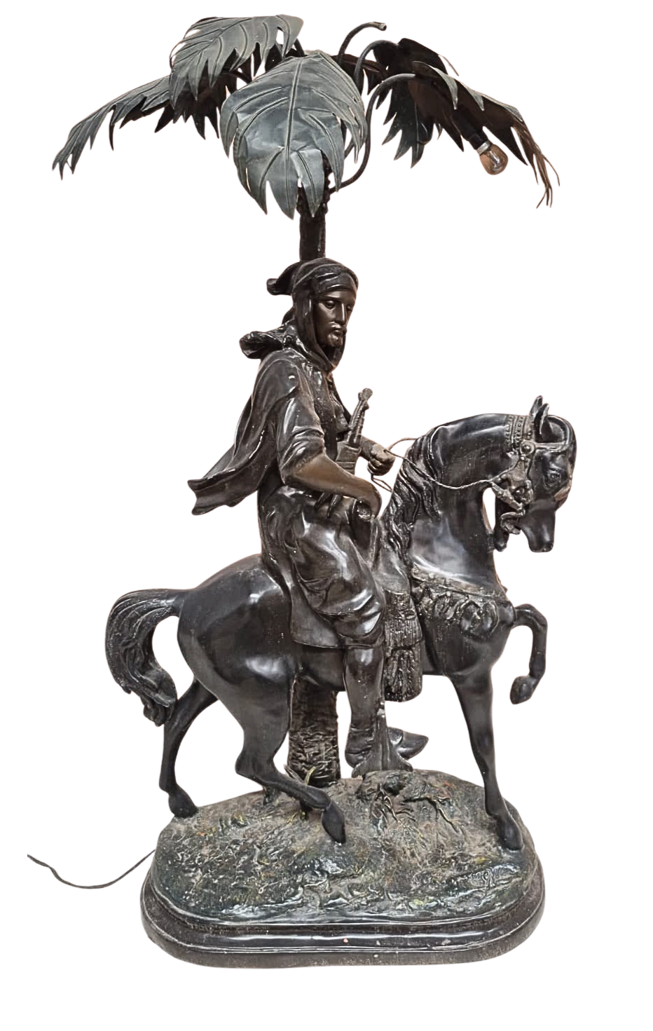 Luminária em Petit Bronze retratando homem no cavalo sob palmeira 