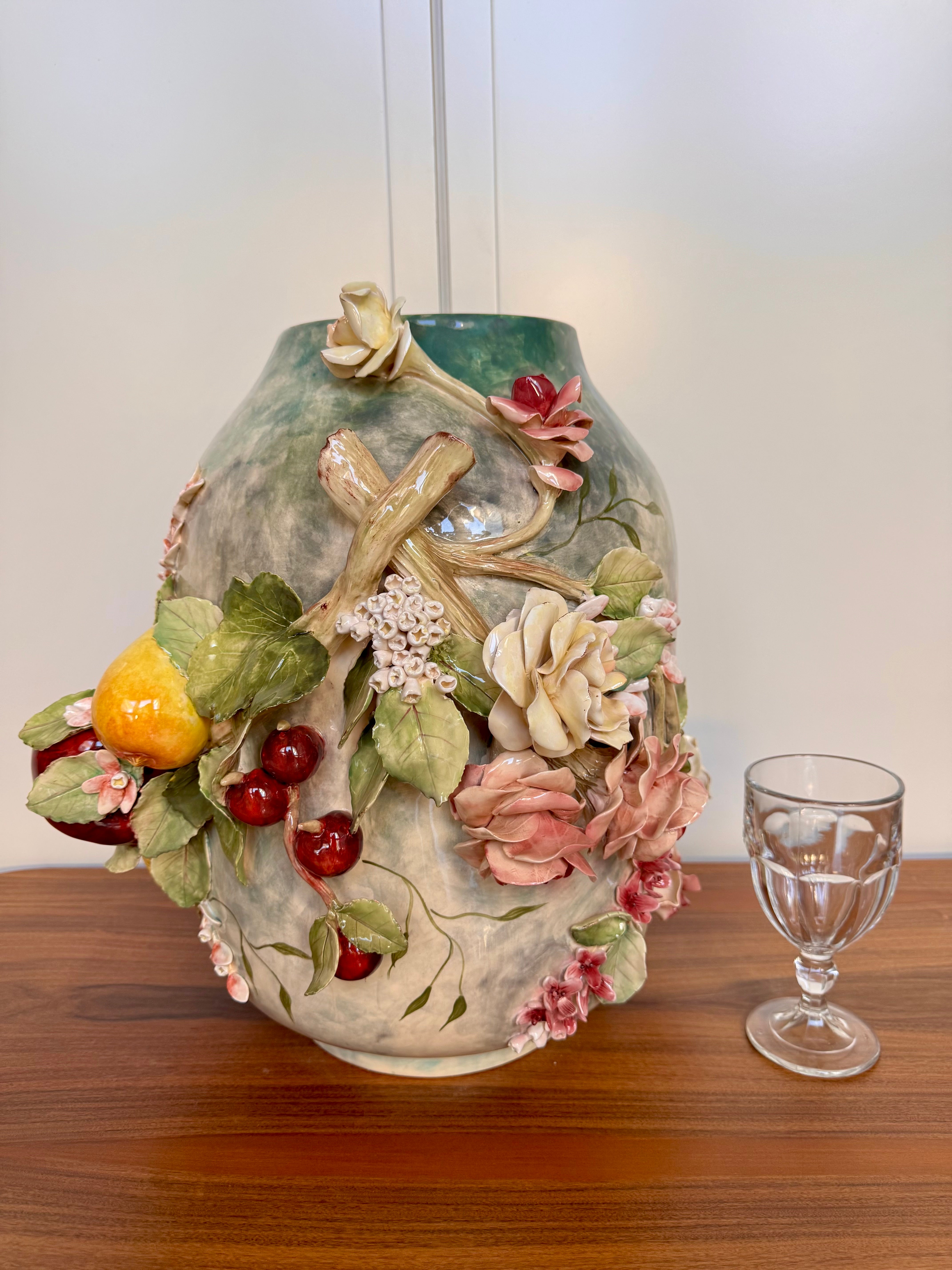 Vaso cerâmico decorativo estilo floral com frutas marca Zanatta