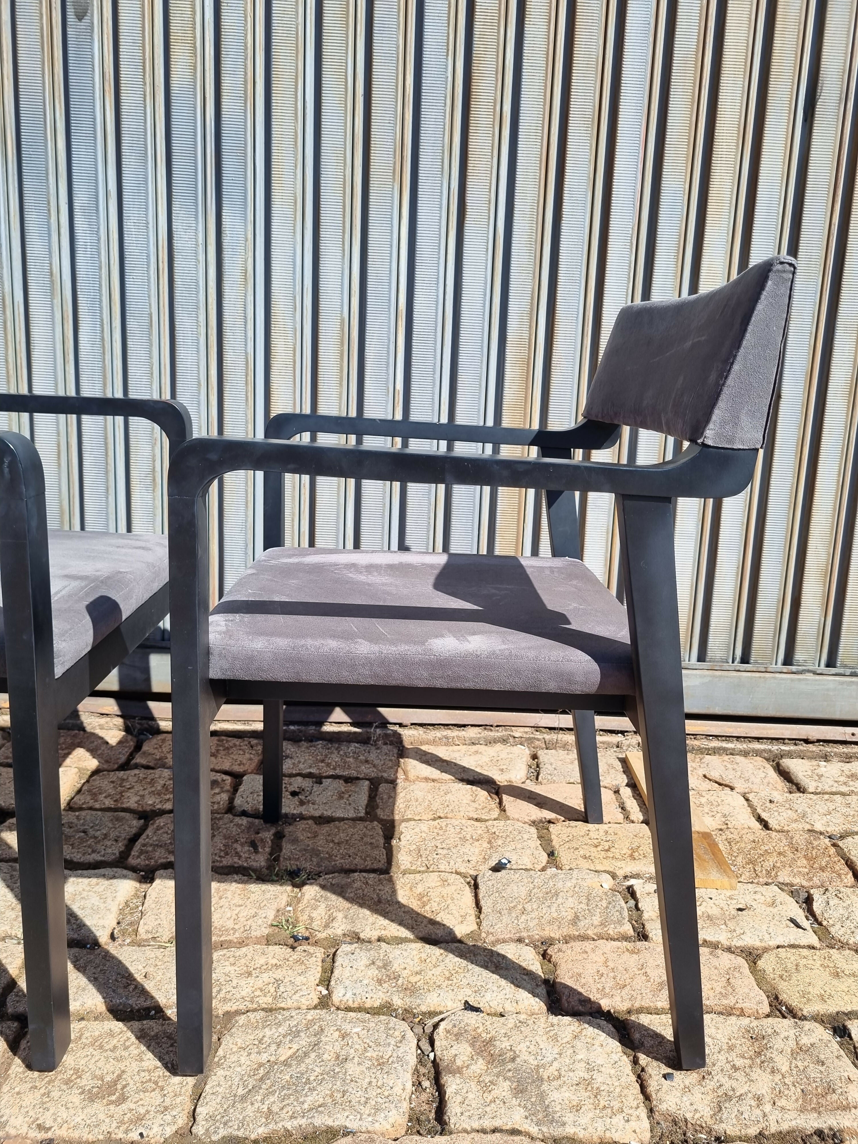 Par de poltronas vintage em madeira ebanizada e estofado cinza