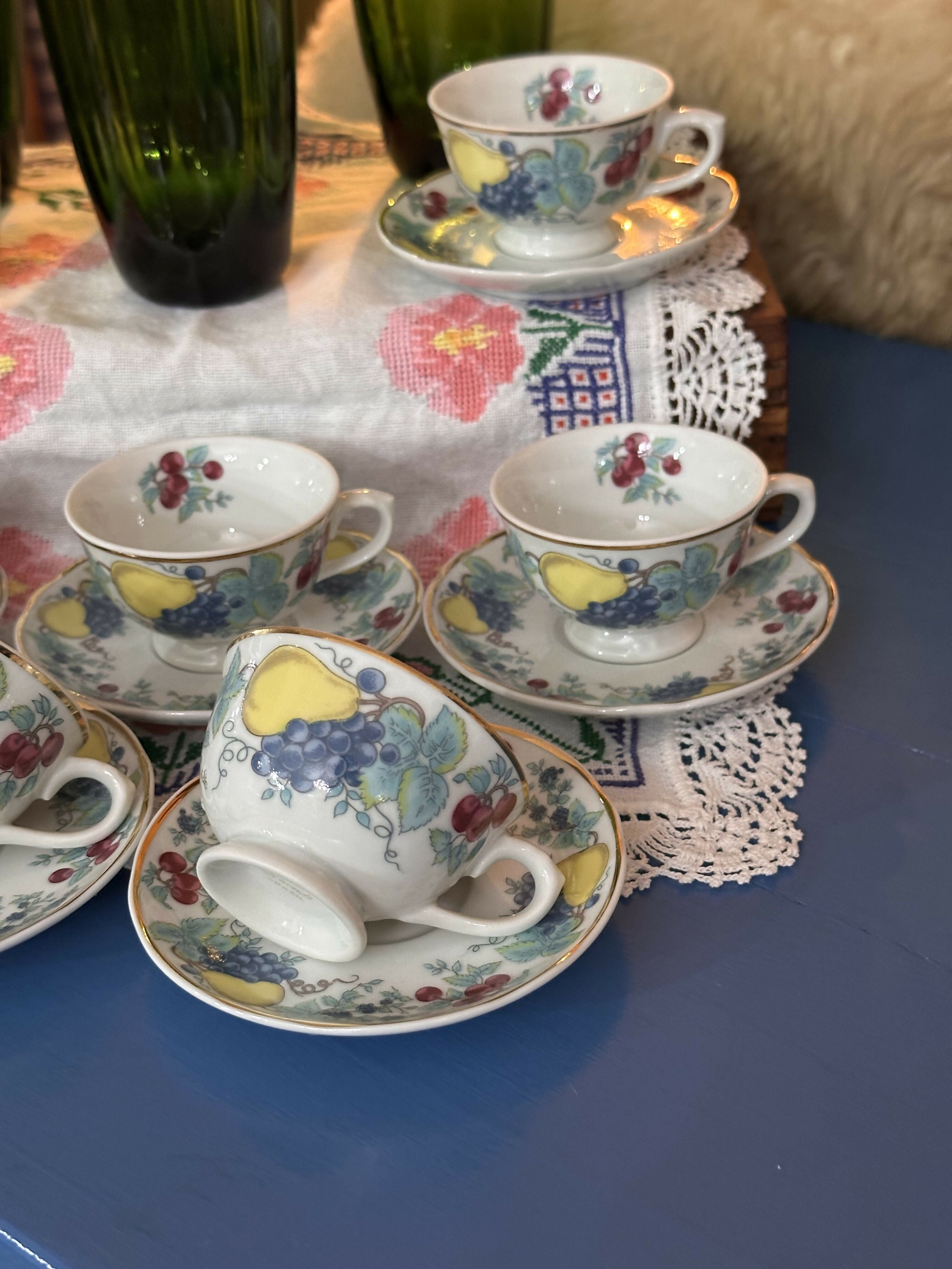 Maravilhoso jogo de xícaras de café vintage Schmidt de frutinhas com bordas em ouro - 12 peças