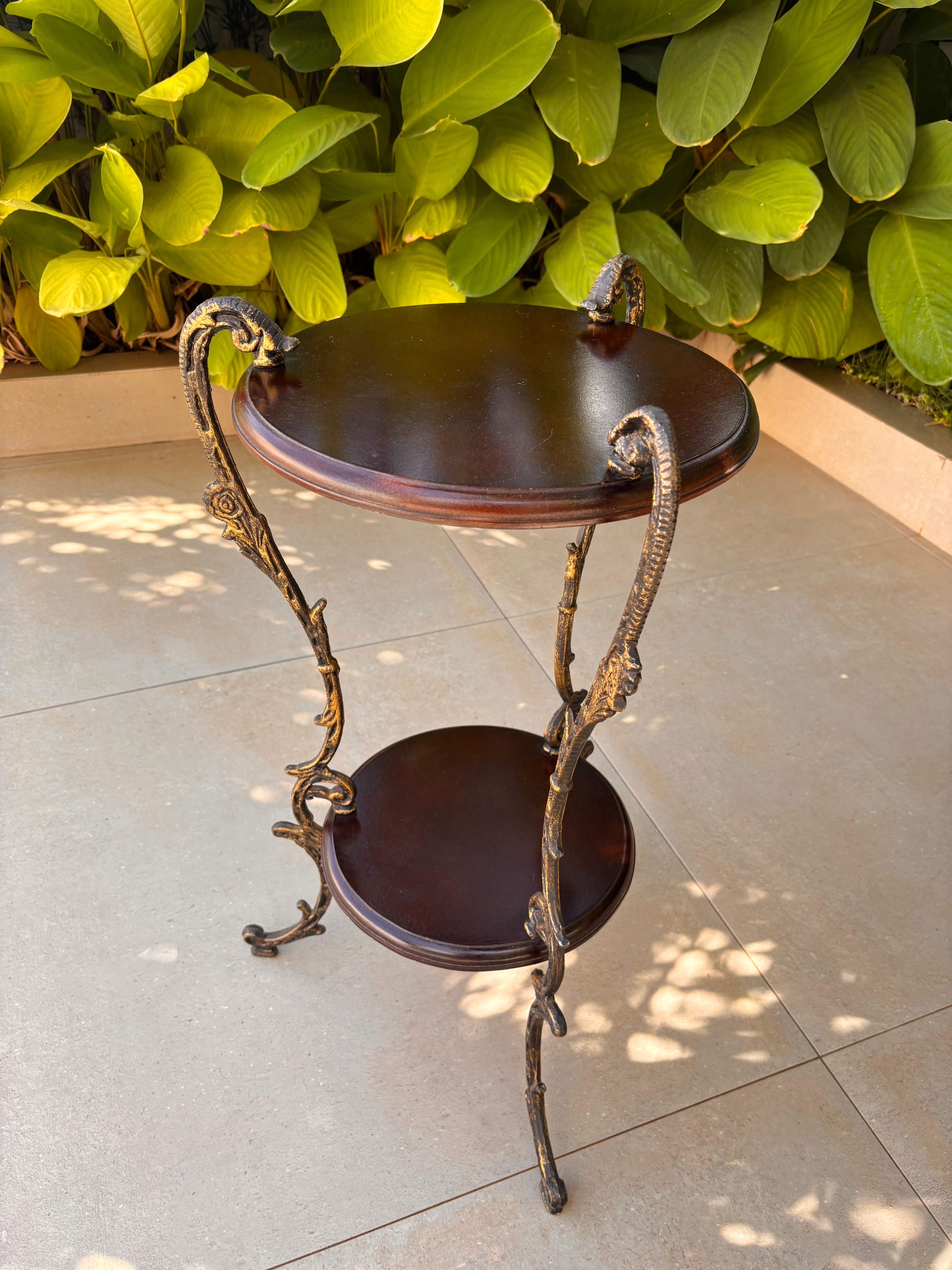  Antiga Mesinha Lateral Guéridon / Pedestal Floreira em metal fundido trabalhado  e Madeira – Anos 60