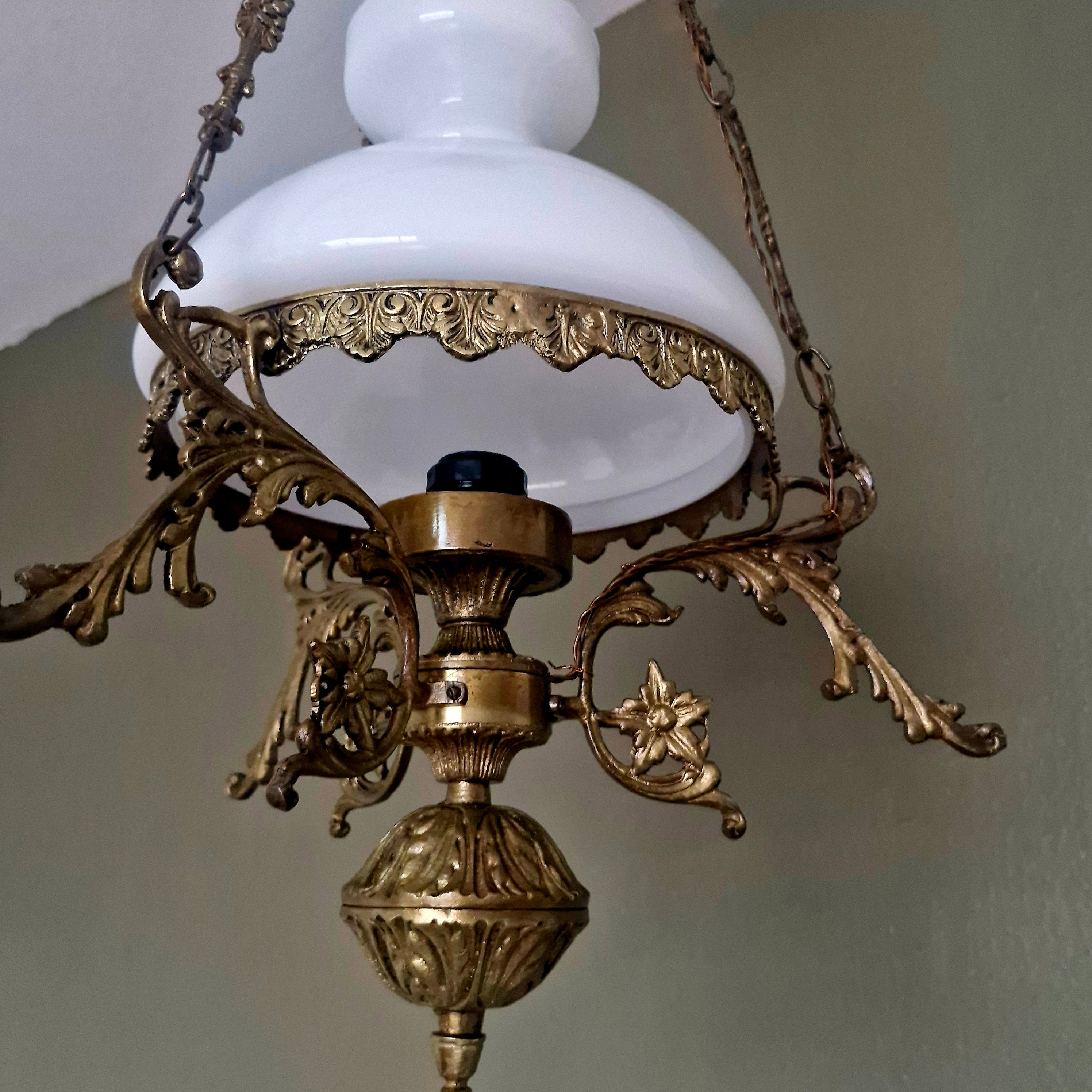 Lustre Luminária Pendente Estilo Lampião em bronze e cúpula em vidro fosco branco 