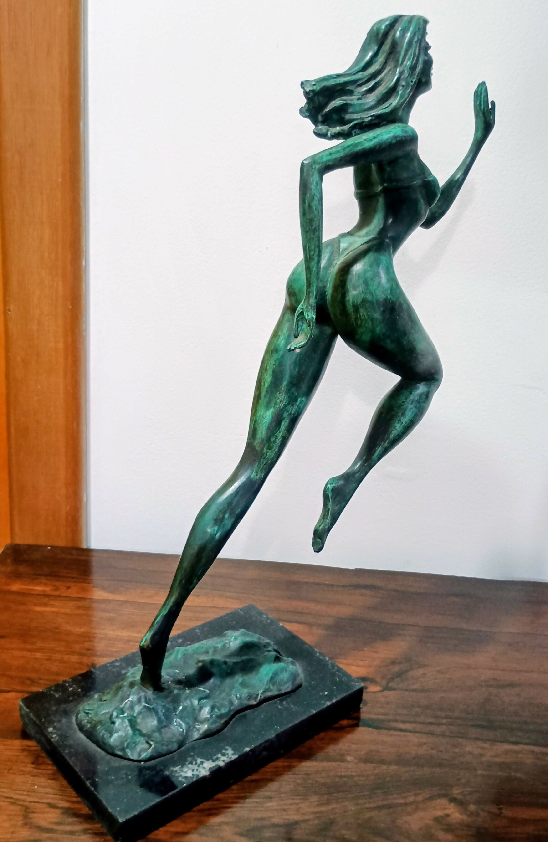 Escultura em bronze assinada e numerada de Mulher correndo - Cartunista Lan