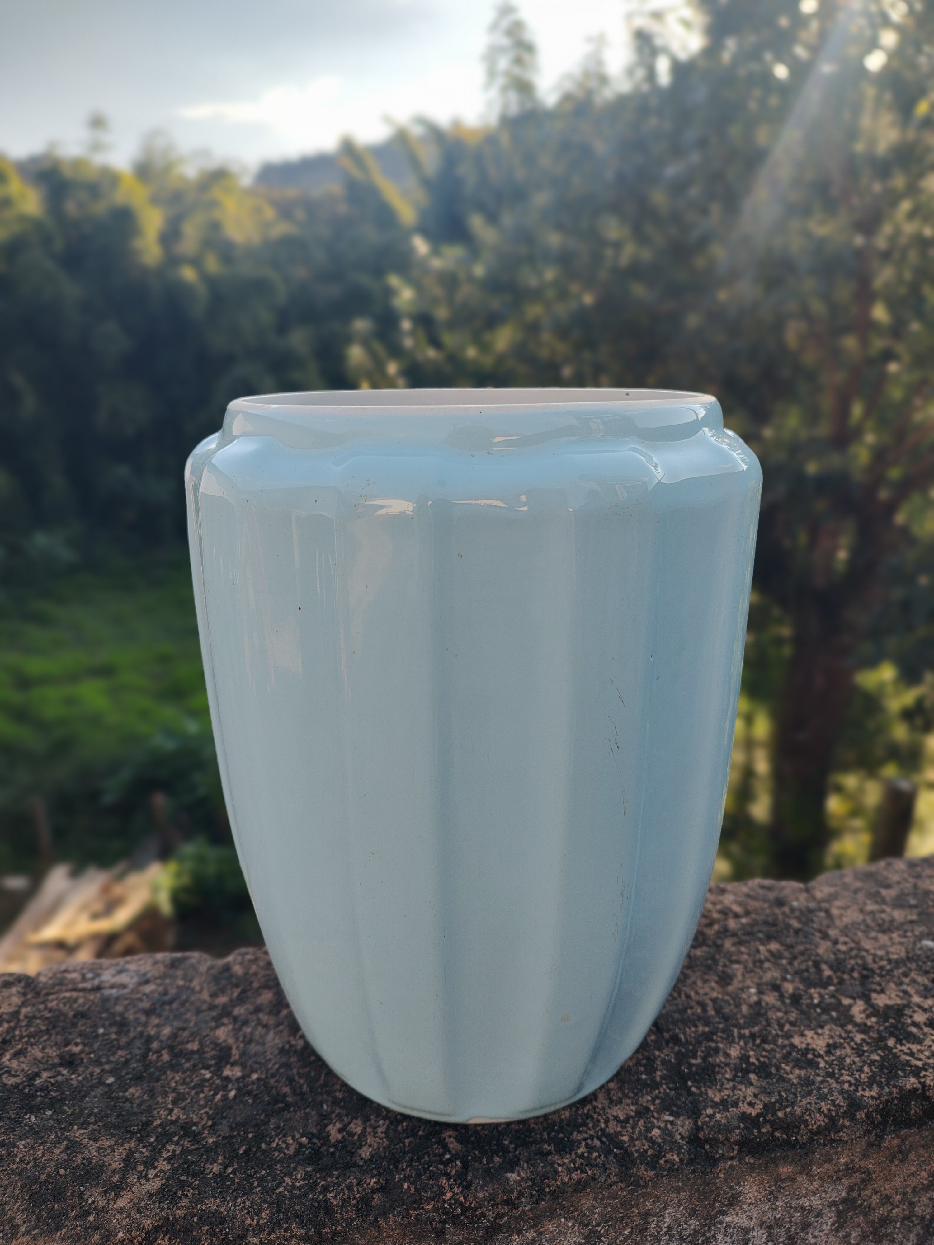 Grande vaso antigo em porcelana azul canelada (26cm altura) - anos 60