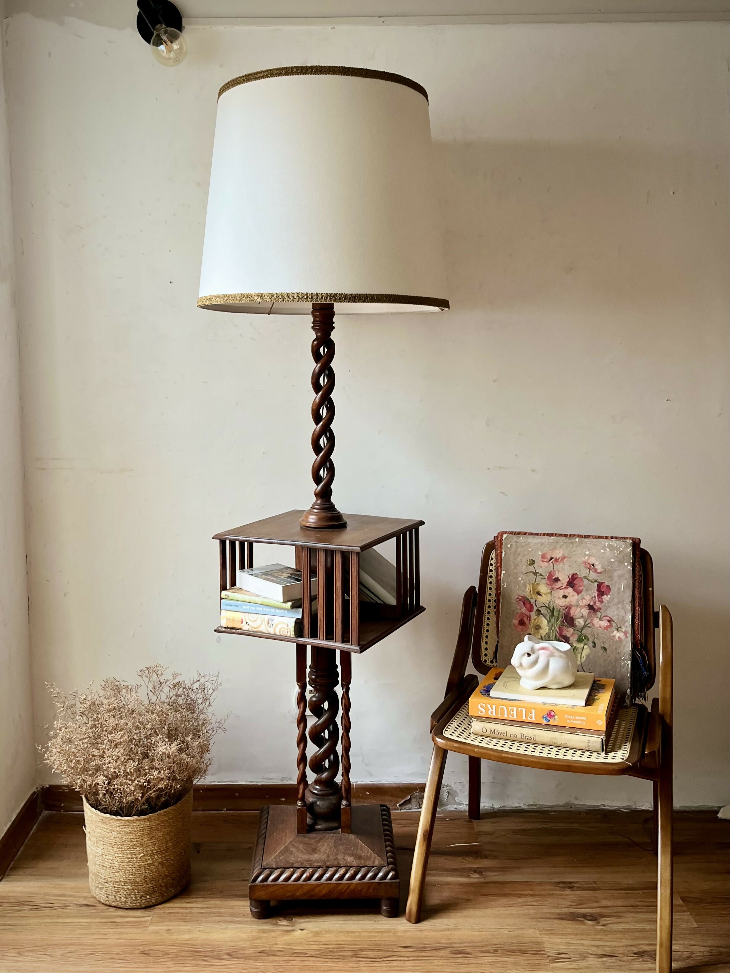 Enorme luminária livreiro